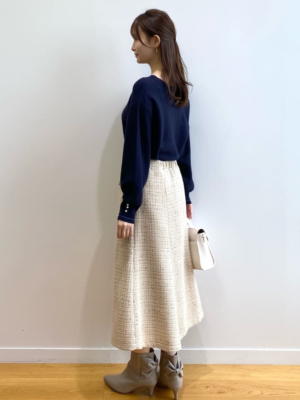 「インデックス、index、INDEX、ニット、プチプラ、きれいめカジュアル、お出かけコーデ、ブーツ、秋服コーデ、大人ガーリー」｜「indexのアンジェリーナガーターパール調ニット【洗濯機可】（ニット/セーター、ブルー系）」を使った、index スタッフさん（レディース・158cm）の秋コーディネートの5枚目の写真