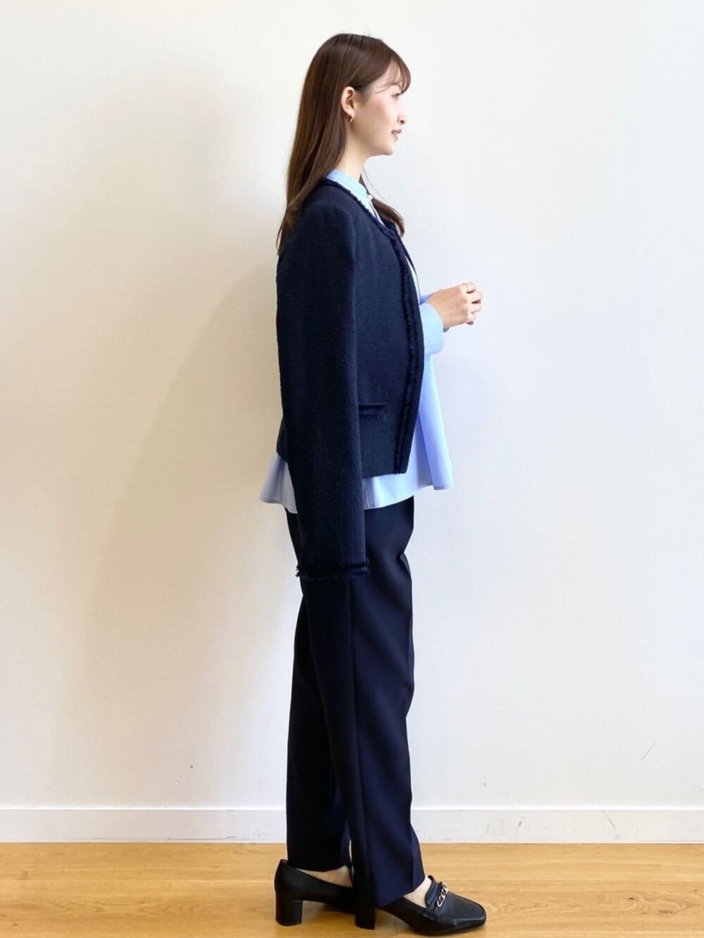 ブルー系のノーカラージャケット、ブルー系のシャツ/ブラウス、ブラック系のパンプスを着用したレディースの春コーディネートの2枚目の写真