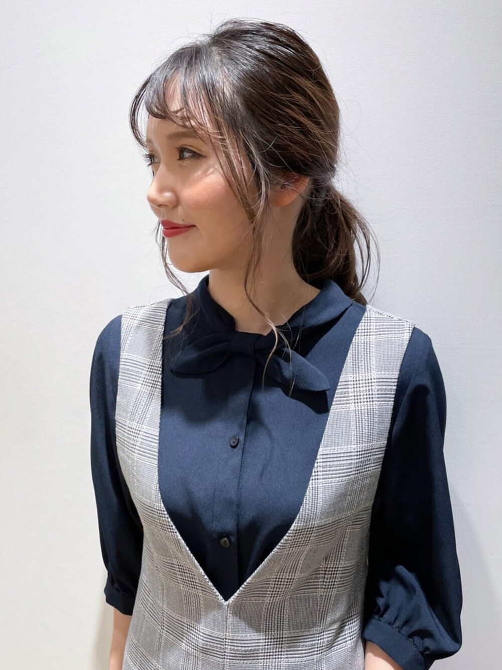 ブルー系のシャツ/ブラウス、ブラック系のスカート、グレー系のパンプスを着用したレディースの夏コーディネートの4枚目の写真