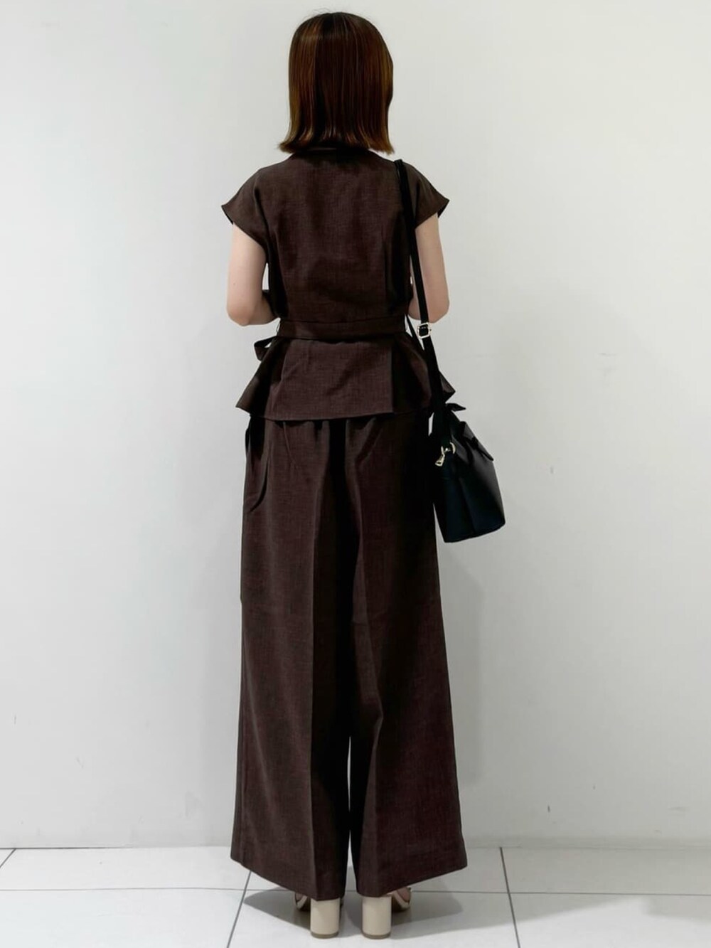 ブラウン系のその他パンツ、ブラウン系のシャツ/ブラウス、イエロー系のタンクトップを着用したレディースの夏コーディネートの2枚目の写真