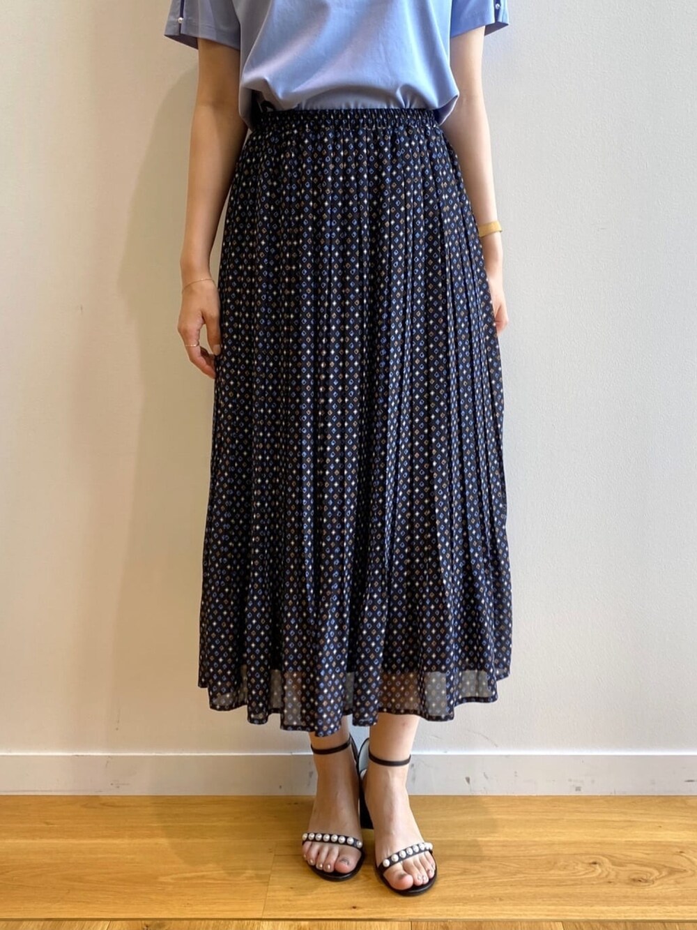 ブラック系のスカート、ブルー系のTシャツ/カットソー、ブラック系のサンダルを着用したレディースの夏コーディネートの5枚目の写真