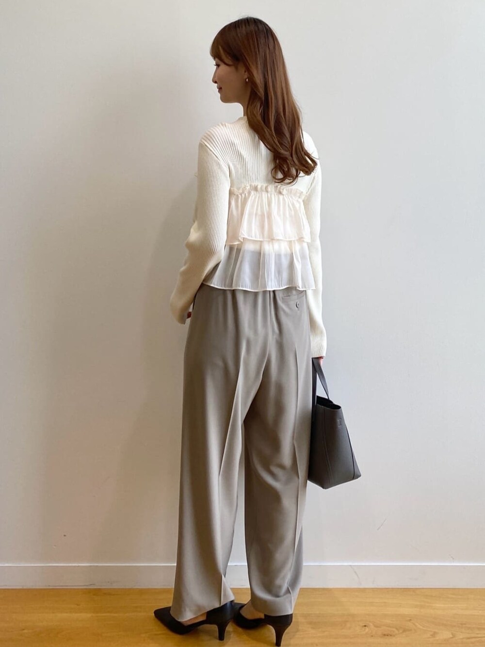 ホワイト系のニット/セーター、ベージュ系のその他パンツ、グレー系のトートバッグを着用したレディースの秋コーディネートの5枚目の写真