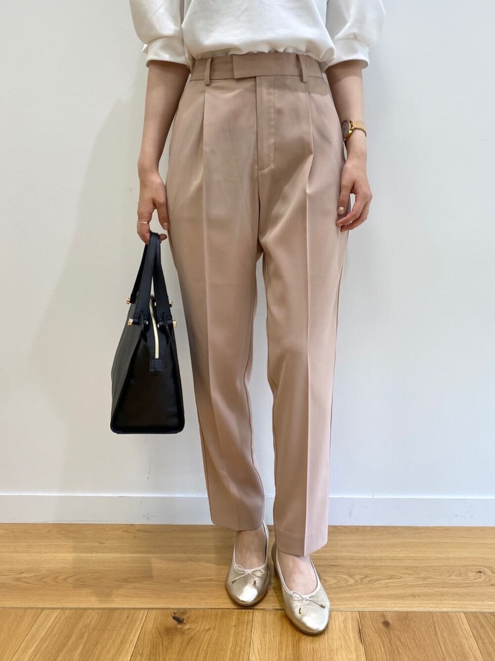 イエロー系のその他パンツ、ブラック系のハンドバッグ、ゴールド系のパンプスを着用したレディースの春コーディネートの7枚目の写真