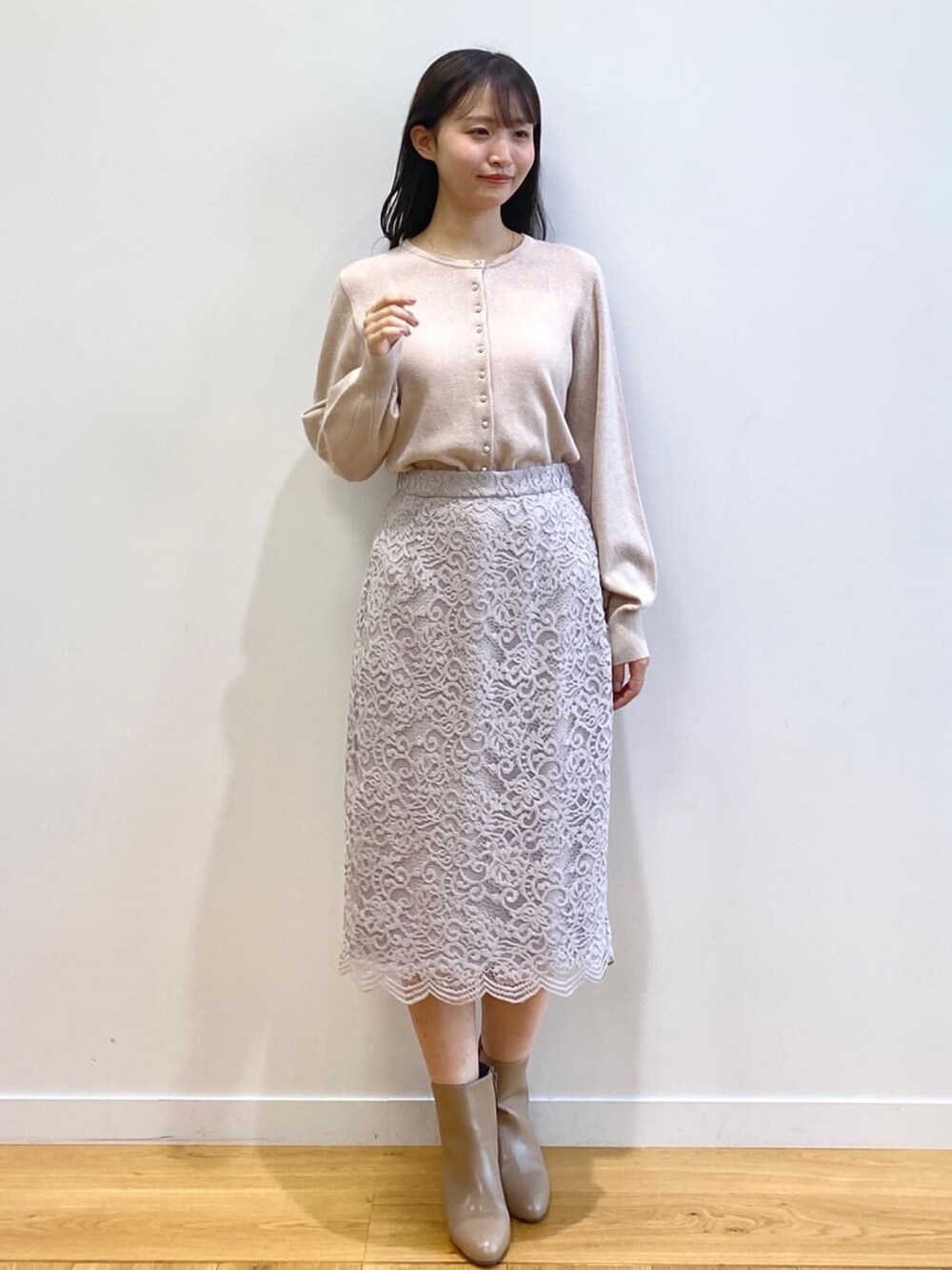 「インデックス、index、INDEX、ブーツ、淡色コーデ、冬アウター、クリスマスに着たい服、マイベストコーデ2023、お出かけコーデ、コート」｜「indexの≪定番人気≫ モールレースタイトスカート【洗濯機洗い可】（スカート、グレー系）」を使った、index スタッフさん（レディース・158cm）の冬コーディネートの5枚目の写真