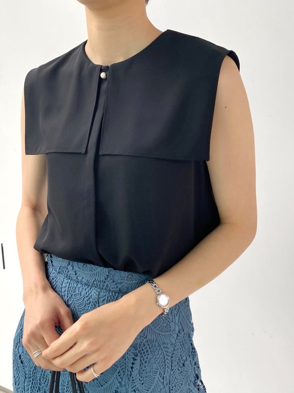 ブラック系のシャツ/ブラウス、ブルー系のスカート、ブラック系のトートバッグを着用したレディースの夏コーディネートの4枚目の写真