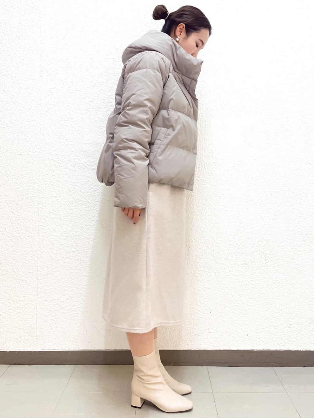 「index、インデックス、INDEX、ワンピース、ダウンジャケット、ブーツ、冬アウター、クリスマスに着たい服、お出かけコーデ、マイベストコーデ2023」｜「indexの起毛ツイード ビジューネックワンピース【洗濯機洗い可】（ワンピース、グレー系）」を使った、index スタッフさん（レディース・160cm）の冬コーディネートの2枚目の写真