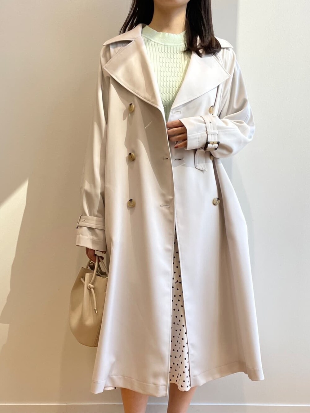 「トレンチコート、ドット柄、春アウター、シンプルコーデ、インデックス、INDEX、パステル映える春、春服みてみて、春服デビュー宣言」｜「indexのMIXケーブル ハイネックパフスリーブニット（ニット/セーター、グリーン系）」を使った、index スタッフさん（レディース・158cm）の春コーディネートの5枚目の写真