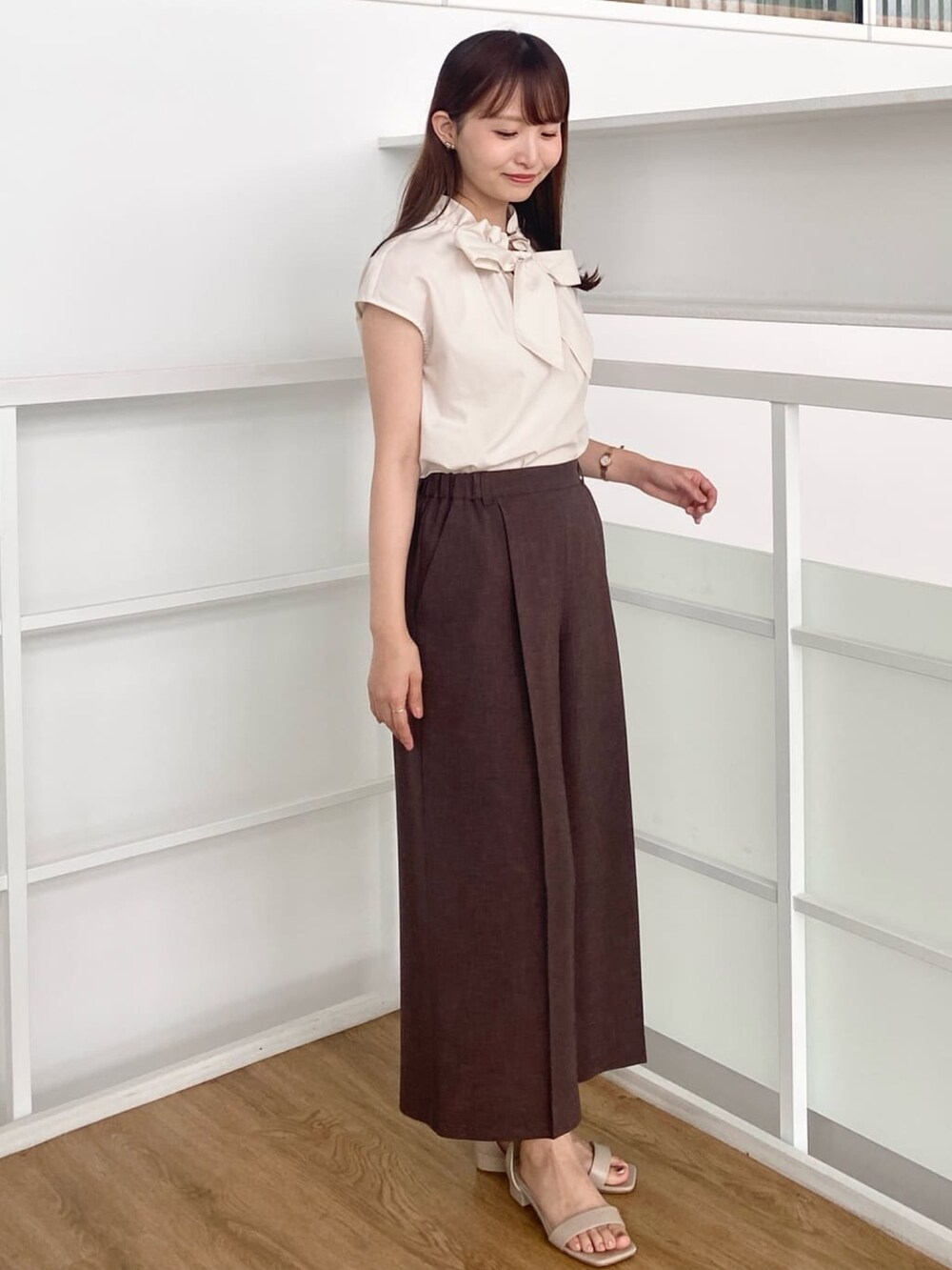 ベージュ系のシャツ/ブラウス、ブラウン系のその他パンツ、ベージュ系のサンダルを着用したレディースの夏コーディネートの3枚目の写真