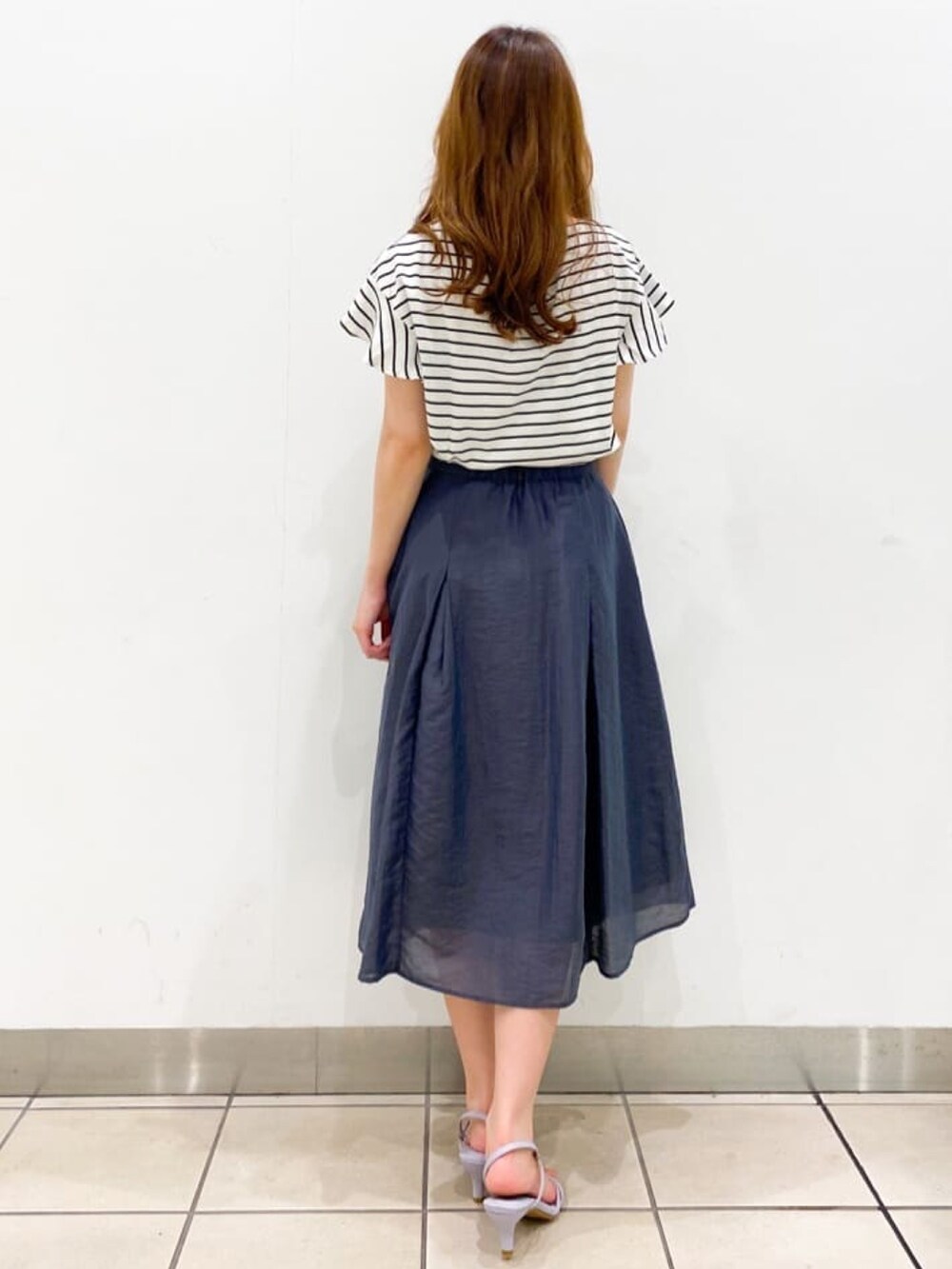 ホワイト系のTシャツ/カットソー、その他のスカート、グレー系のショルダーバッグを着用したレディースの夏コーディネートの3枚目の写真