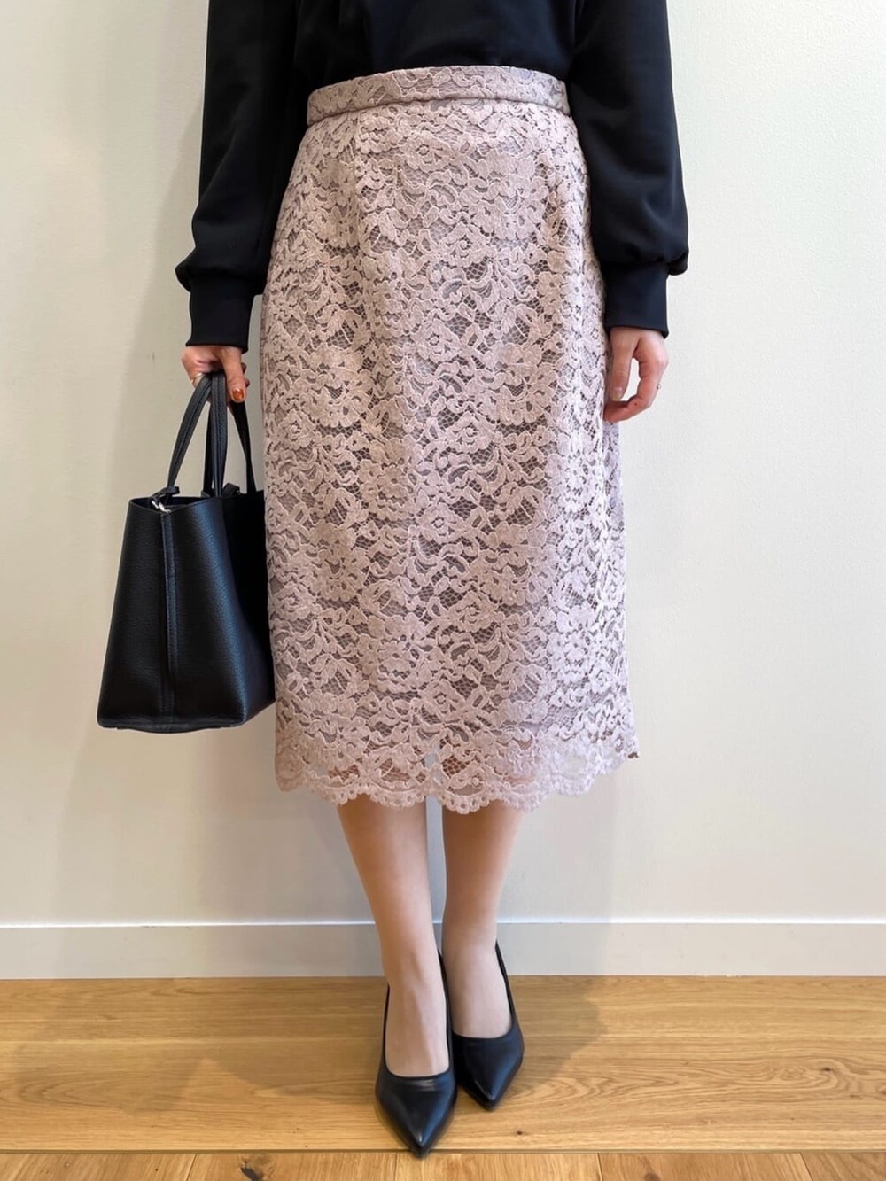 ブラック系のTシャツ/カットソー、ベージュ系のスカート、ブラック系のパンプスを着用したレディースの冬コーディネートの5枚目の写真