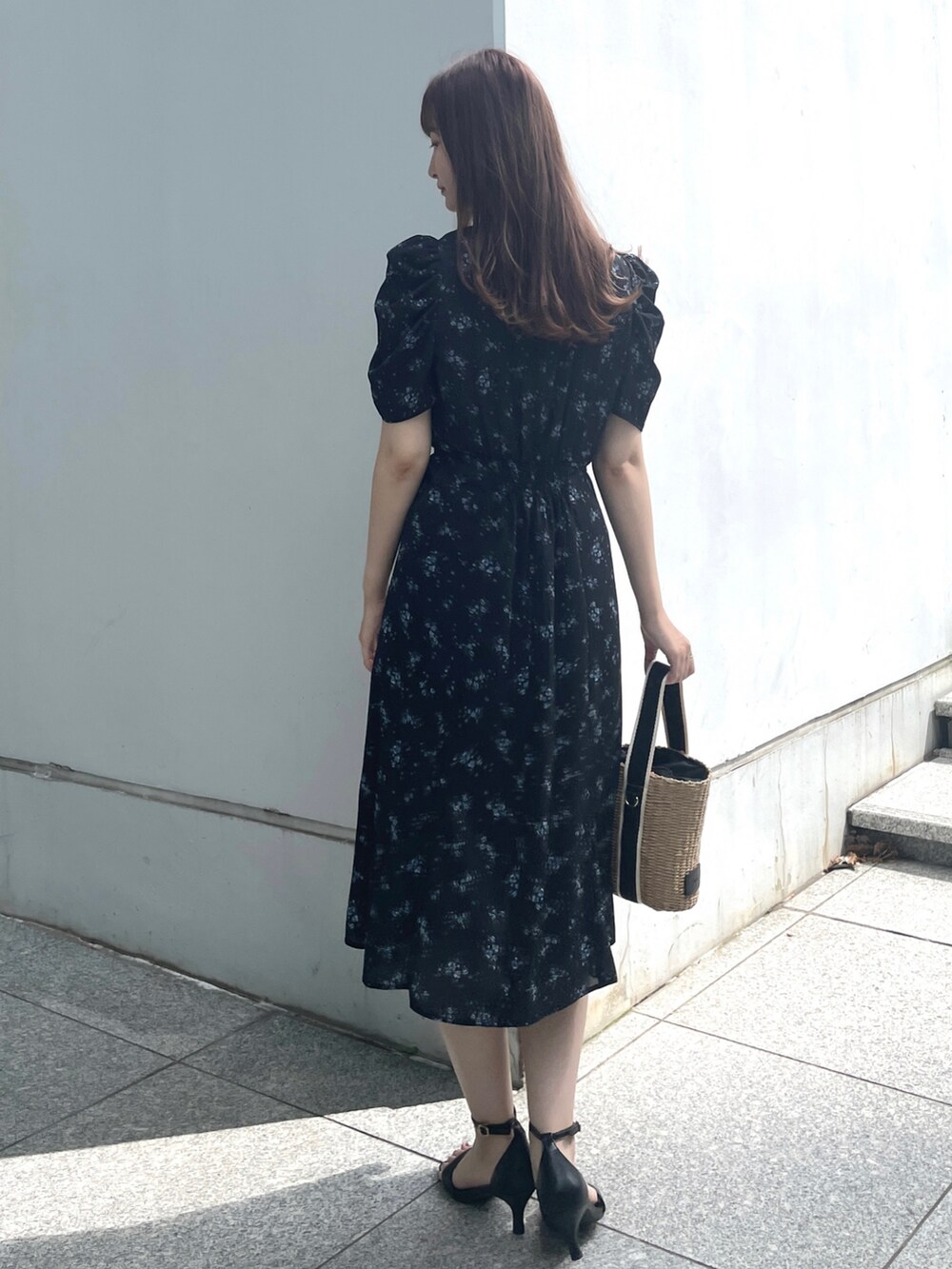 ブルー系のワンピース、ブラック系のショルダーバッグ、ブラック系のサンダルを着用したレディースの夏コーディネートの3枚目の写真