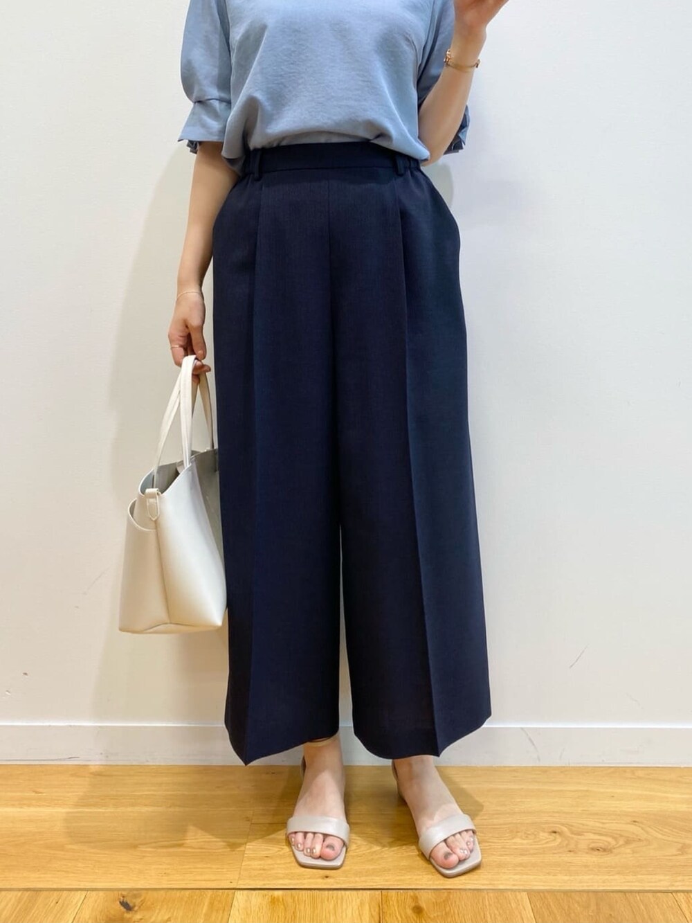 ブルー系のシャツ/ブラウス、ブルー系のその他パンツ、ベージュ系のサンダルを着用したレディースの夏コーディネートの9枚目の写真