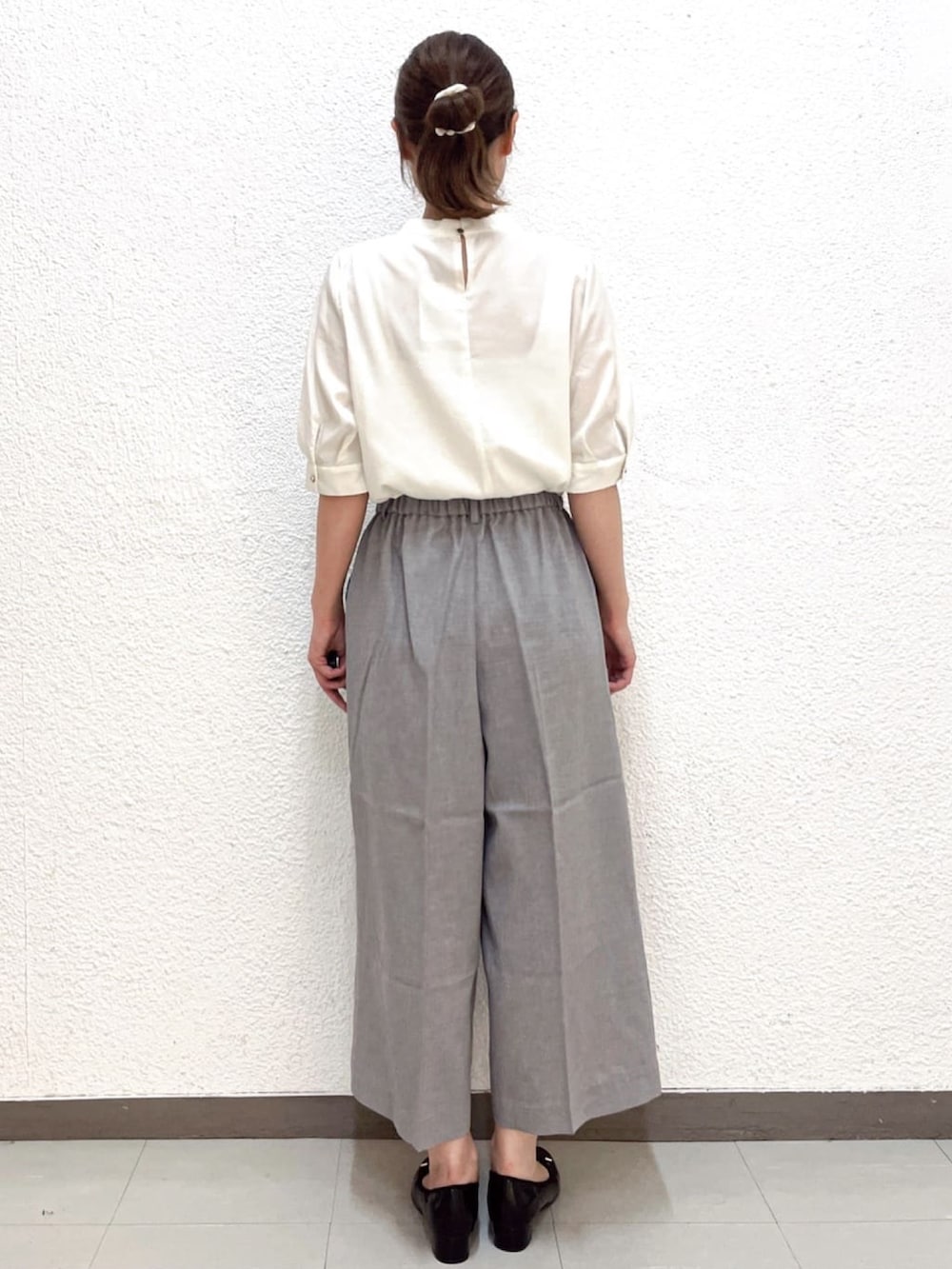 ホワイト系のシャツ/ブラウス、グレー系のその他パンツ、ブラック系のパンプスを着用したレディースの夏コーディネートの3枚目の写真