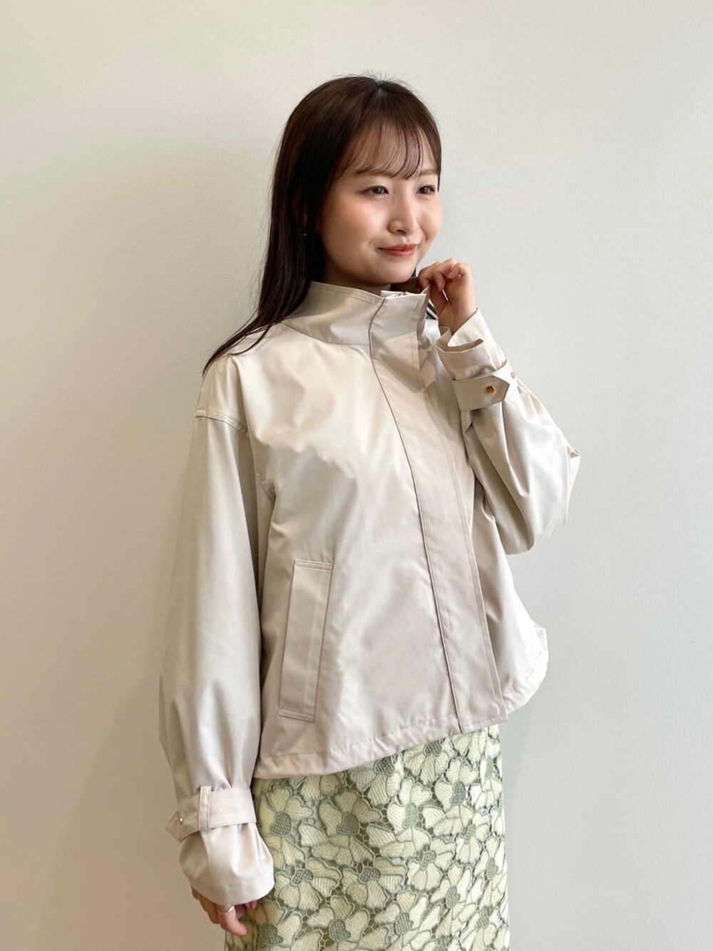 イエロー系のスカート、ブルー系のTシャツ/カットソー、グリーン系のパンプスを着用したレディースの春コーディネートの5枚目の写真