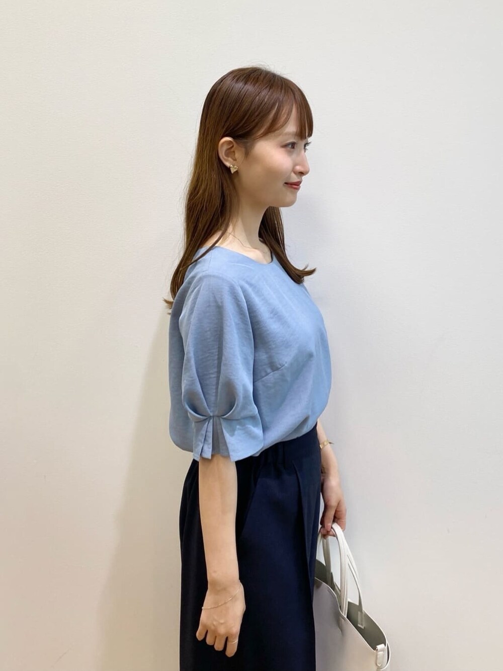 ブルー系のシャツ/ブラウス、ブルー系のその他パンツ、ベージュ系のサンダルを着用したレディースの夏コーディネートの7枚目の写真