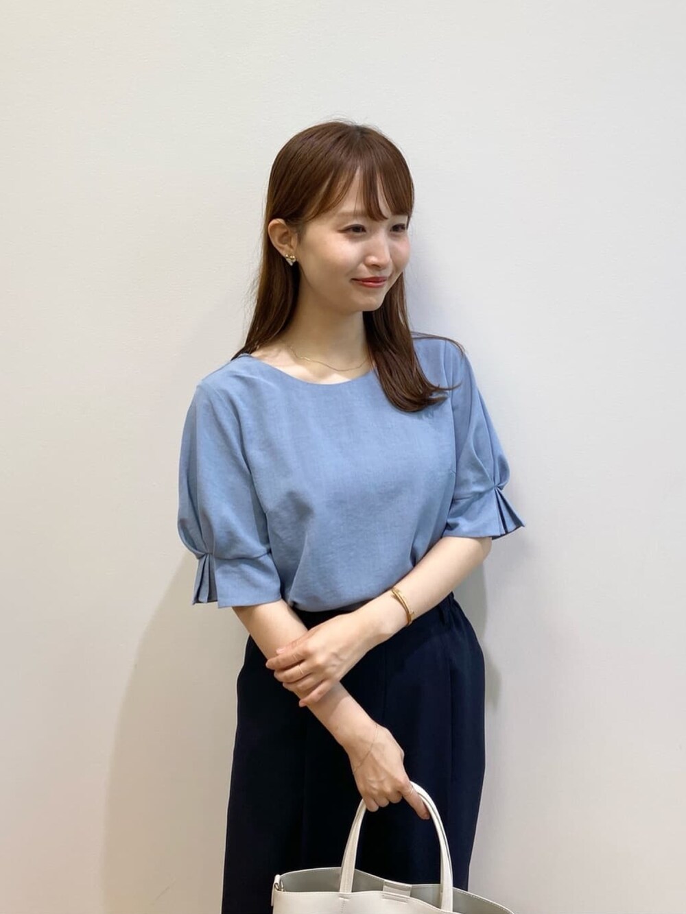 ブルー系のシャツ/ブラウス、ブルー系のその他パンツ、ベージュ系のサンダルを着用したレディースの夏コーディネートの6枚目の写真