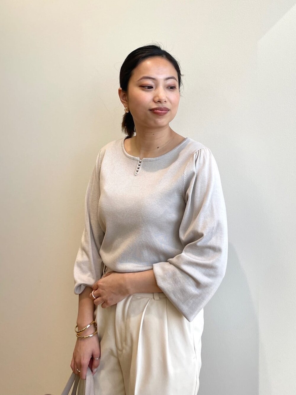 「トレンチコート、プチプラ、春アウター、きれいめカジュアル、春色、シンプルコーデ、春カラー、インデックス、INDEX」|「indexのダブルクロス ドルマンスリーブコート(トレンチコート、イエロー系)」を使った、index スタッフさん(レディース・159cm)の冬コーディネートの5枚目の写真