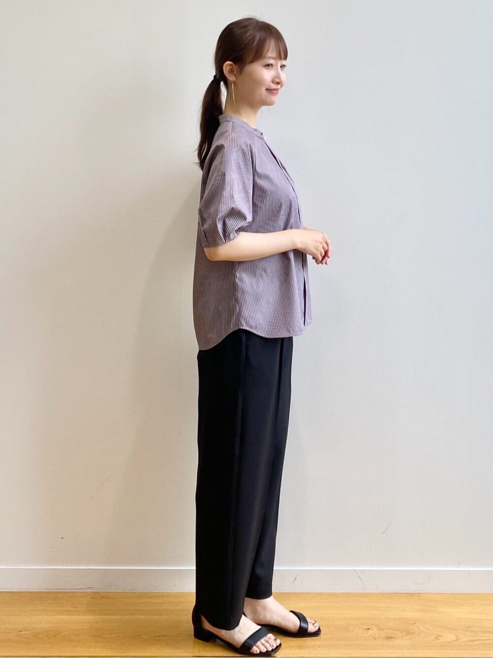 パープル系のシャツ/ブラウス、ブラック系のその他パンツ、ブラック系のサンダルを着用したレディースの夏コーディネートの3枚目の写真