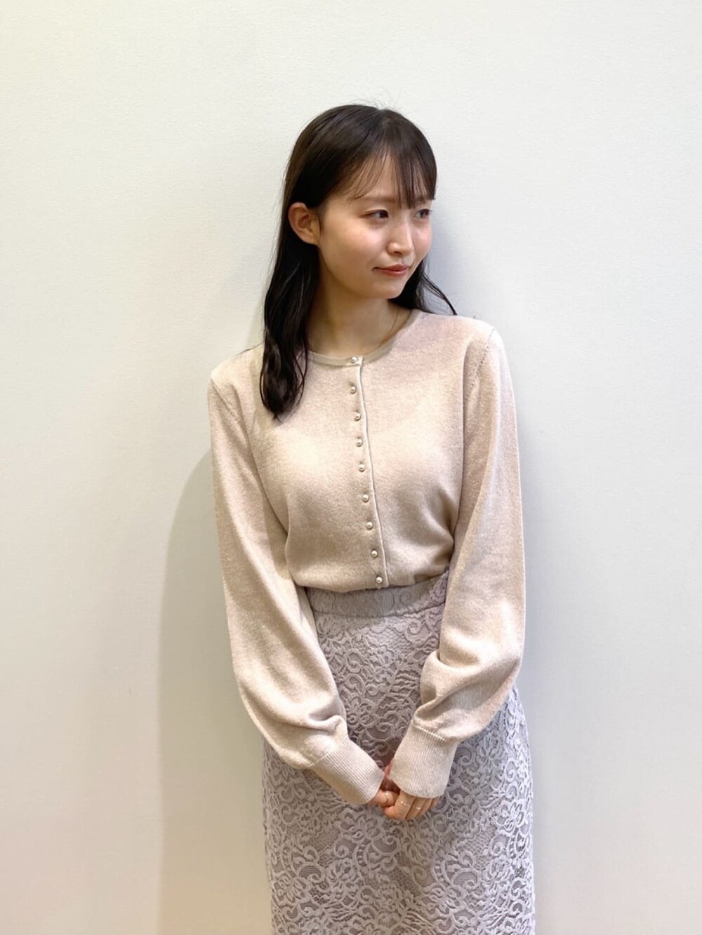 「インデックス、index、INDEX、ブーツ、淡色コーデ、冬アウター、クリスマスに着たい服、マイベストコーデ2023、お出かけコーデ、コート」｜「indexの≪定番人気≫ モールレースタイトスカート【洗濯機洗い可】（スカート、グレー系）」を使った、index スタッフさん（レディース・158cm）の冬コーディネートの6枚目の写真