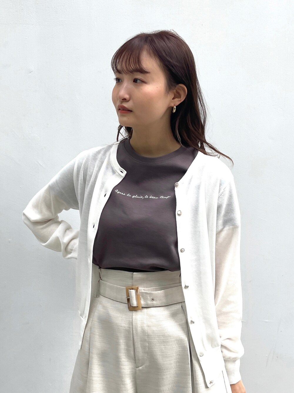 ホワイト系のカーディガン/ボレロ、その他のTシャツ/カットソー、グレー系のその他パンツを着用したレディースの春コーディネートの2枚目の写真