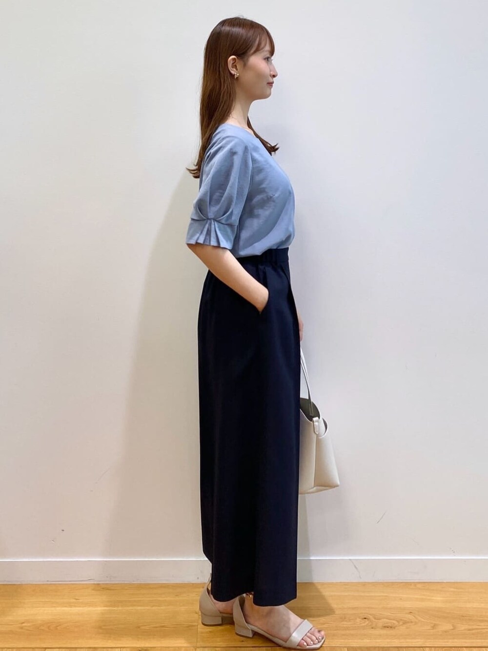 ブルー系のシャツ/ブラウス、ブルー系のその他パンツ、ベージュ系のサンダルを着用したレディースの夏コーディネートの3枚目の写真