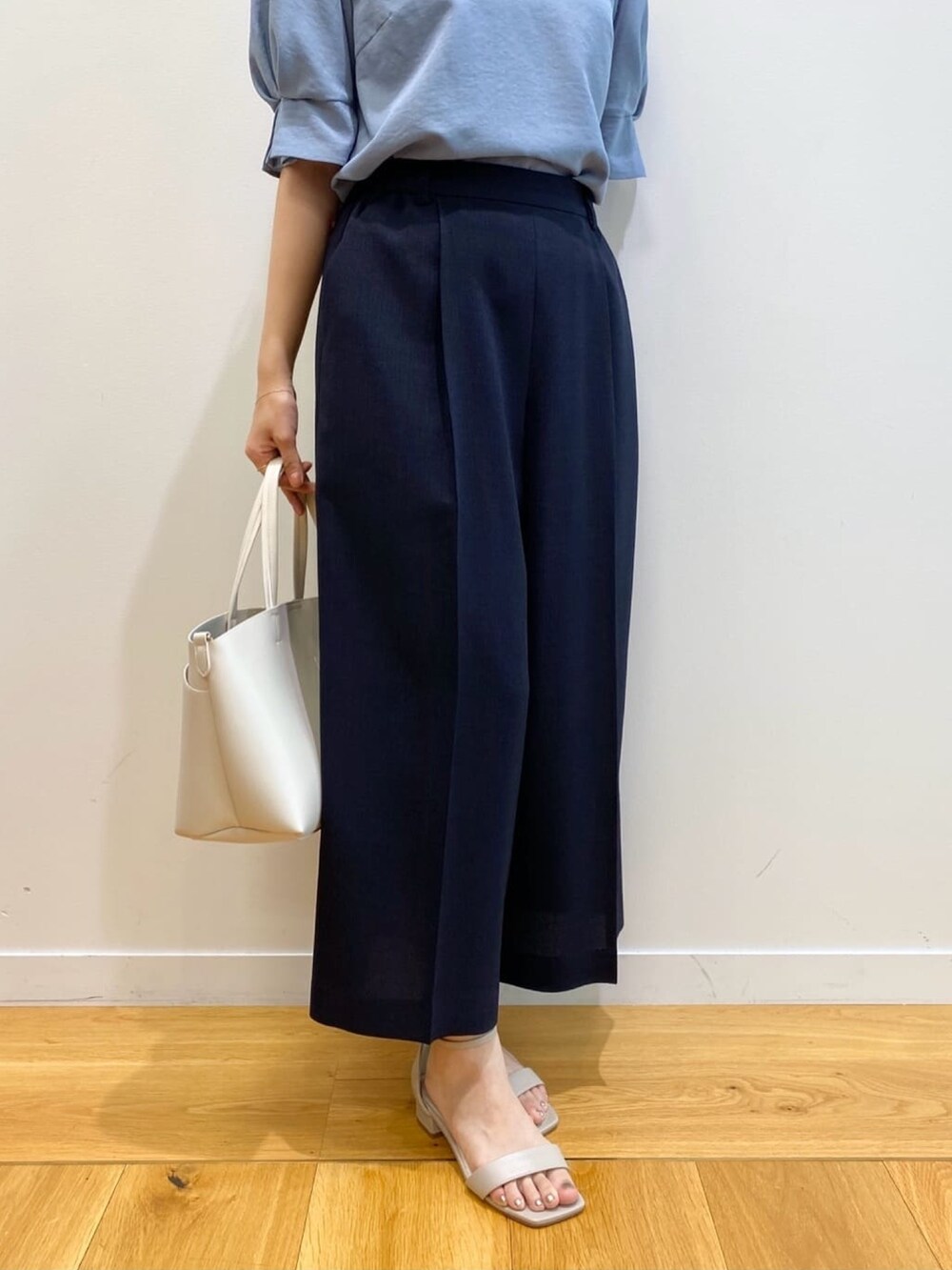 ブルー系のシャツ/ブラウス、ブルー系のその他パンツ、ベージュ系のサンダルを着用したレディースの夏コーディネートの10枚目の写真