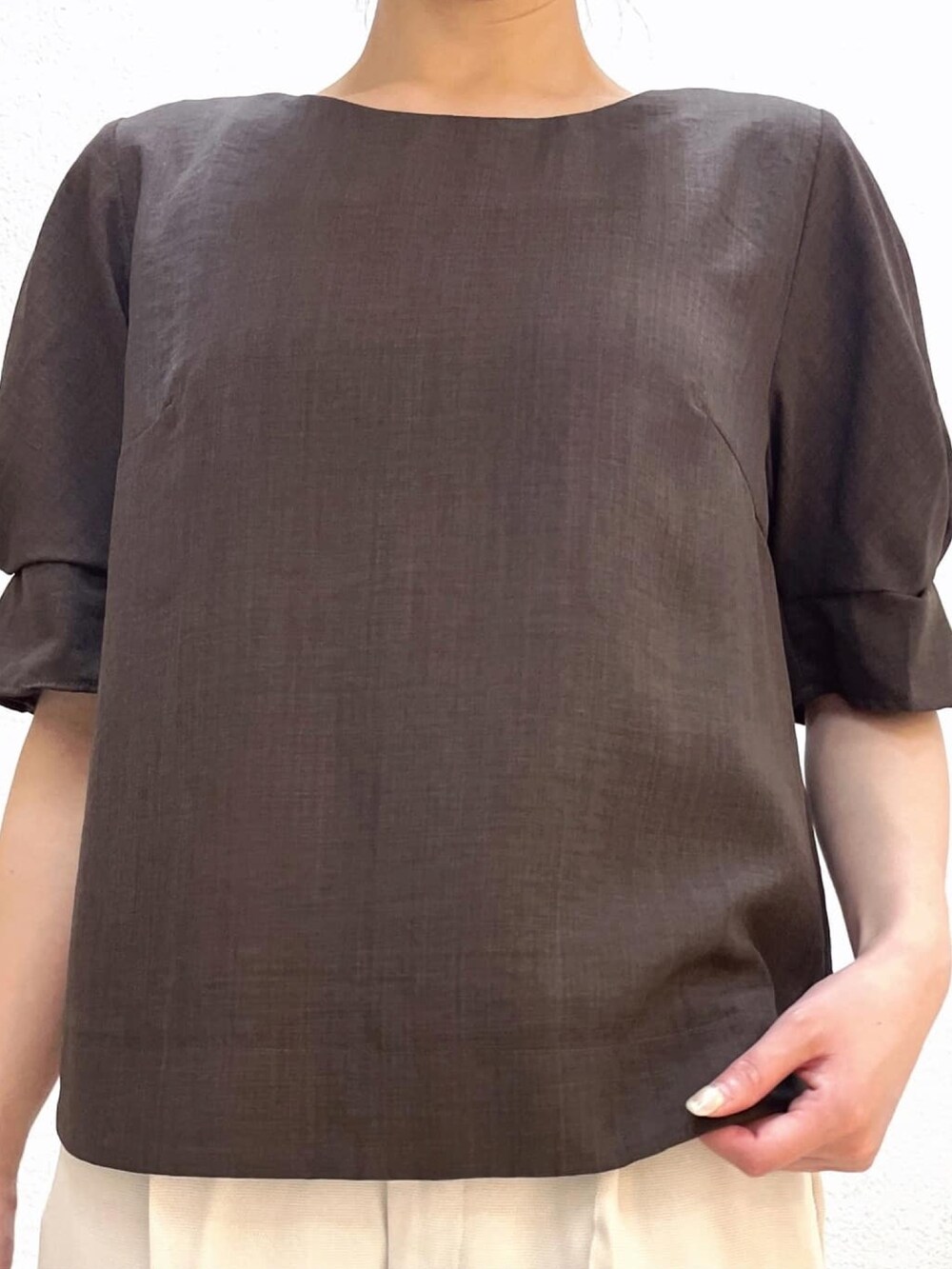 ブラウン系のシャツ/ブラウス、ベージュ系のその他パンツ、ホワイト系のショルダーバッグを着用したレディースの夏コーディネートの7枚目の写真