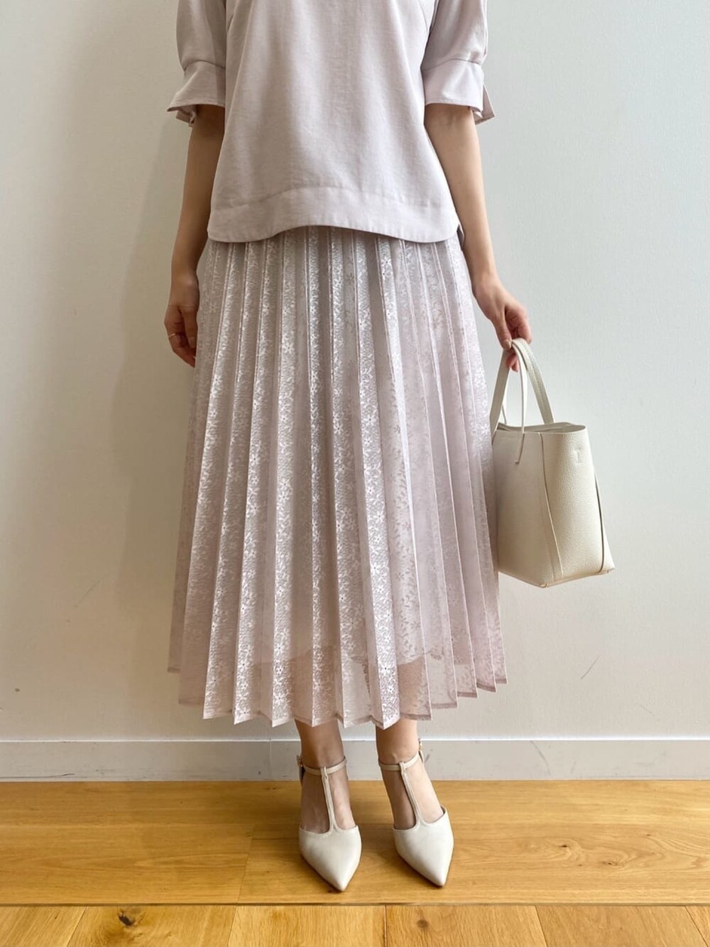 ベージュ系のシャツ/ブラウス、ベージュ系のスカート、ホワイト系のトートバッグを着用したレディースの夏コーディネートの8枚目の写真