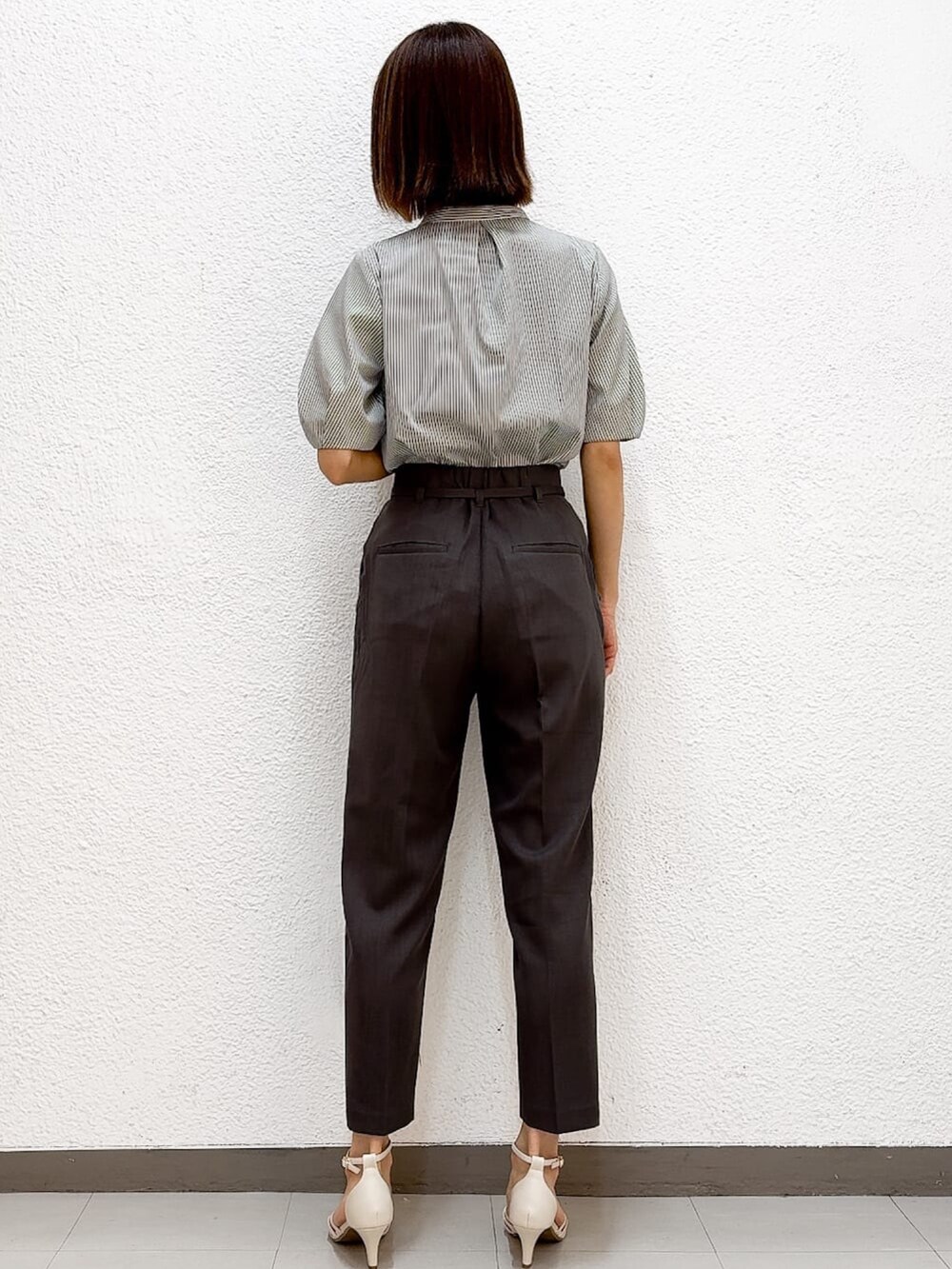 ホワイト系のシャツ/ブラウス、グレー系のその他パンツ、ホワイト系のパンプスを着用したレディースの夏コーディネートの3枚目の写真