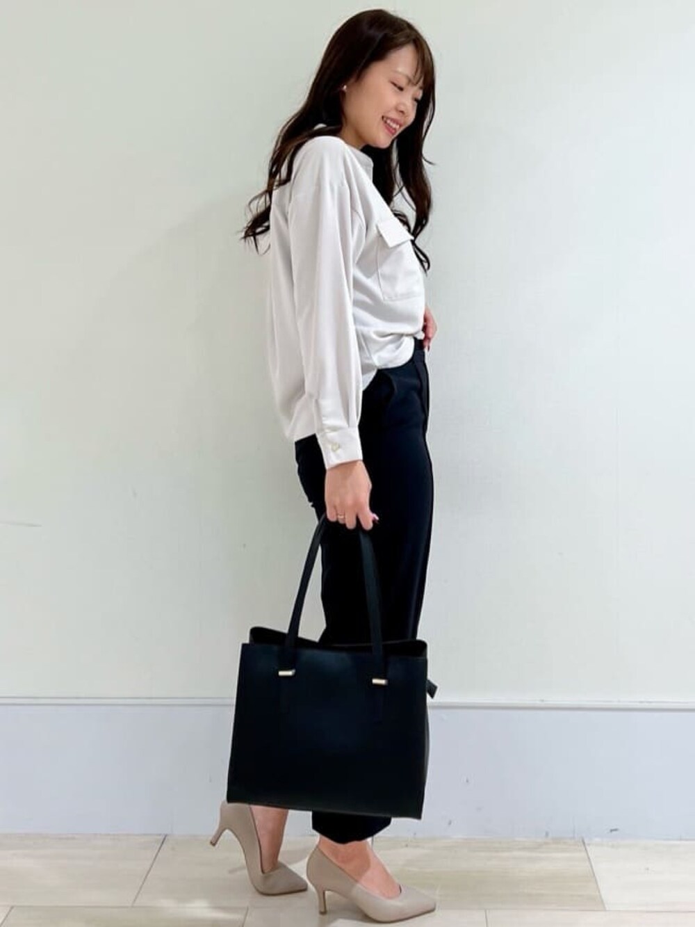 グレー系のシャツ/ブラウス、ブラック系のその他パンツ、ベージュ系のパンプスを着用したレディースの秋コーディネートの2枚目の写真