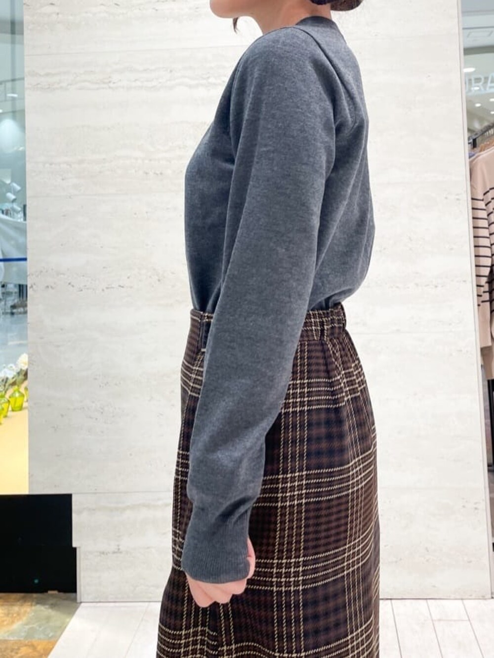 グレー系のカーディガン/ボレロ、ブラウン系のスカート、グレー系のショルダーバッグを着用したレディースの秋コーディネートの3枚目の写真