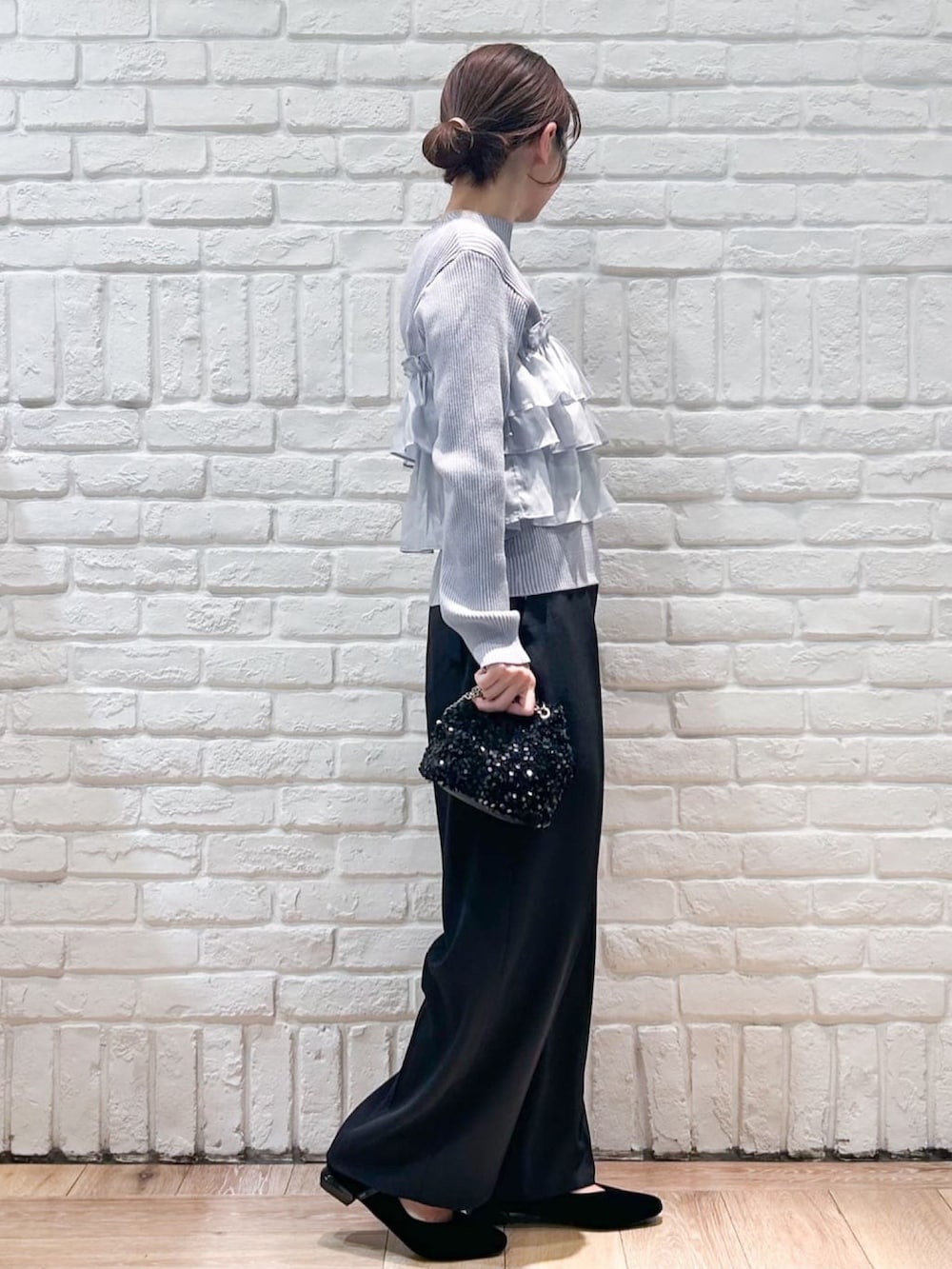 ブルー系のニット/セーター、ブラック系のパンプス、ブラック系のその他パンツを着用したレディースの秋コーディネートの2枚目の写真