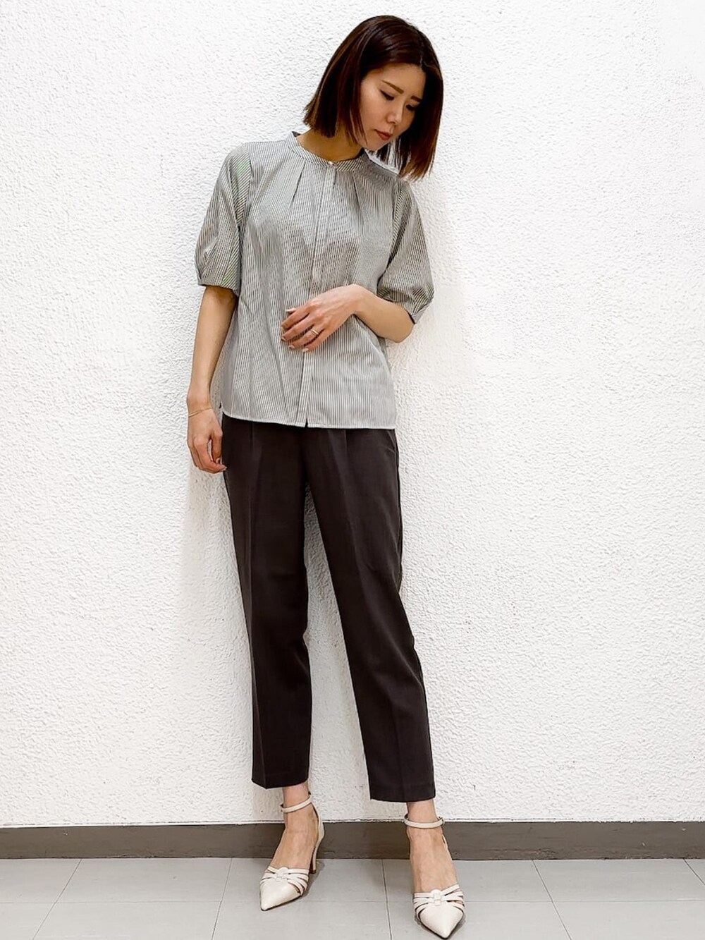 ホワイト系のシャツ/ブラウス、グレー系のその他パンツ、ホワイト系のパンプスを着用したレディースの夏コーディネートの4枚目の写真