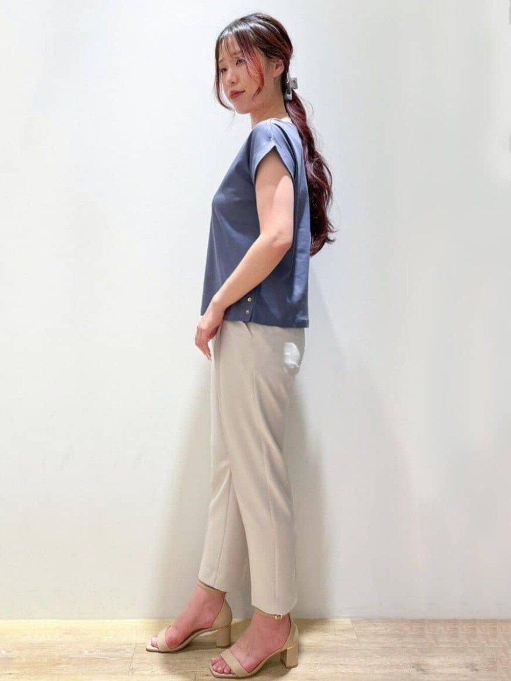 グレー系のTシャツ/カットソー、ベージュ系のサンダル、グレー系のその他パンツを着用したレディースの夏コーディネートの2枚目の写真