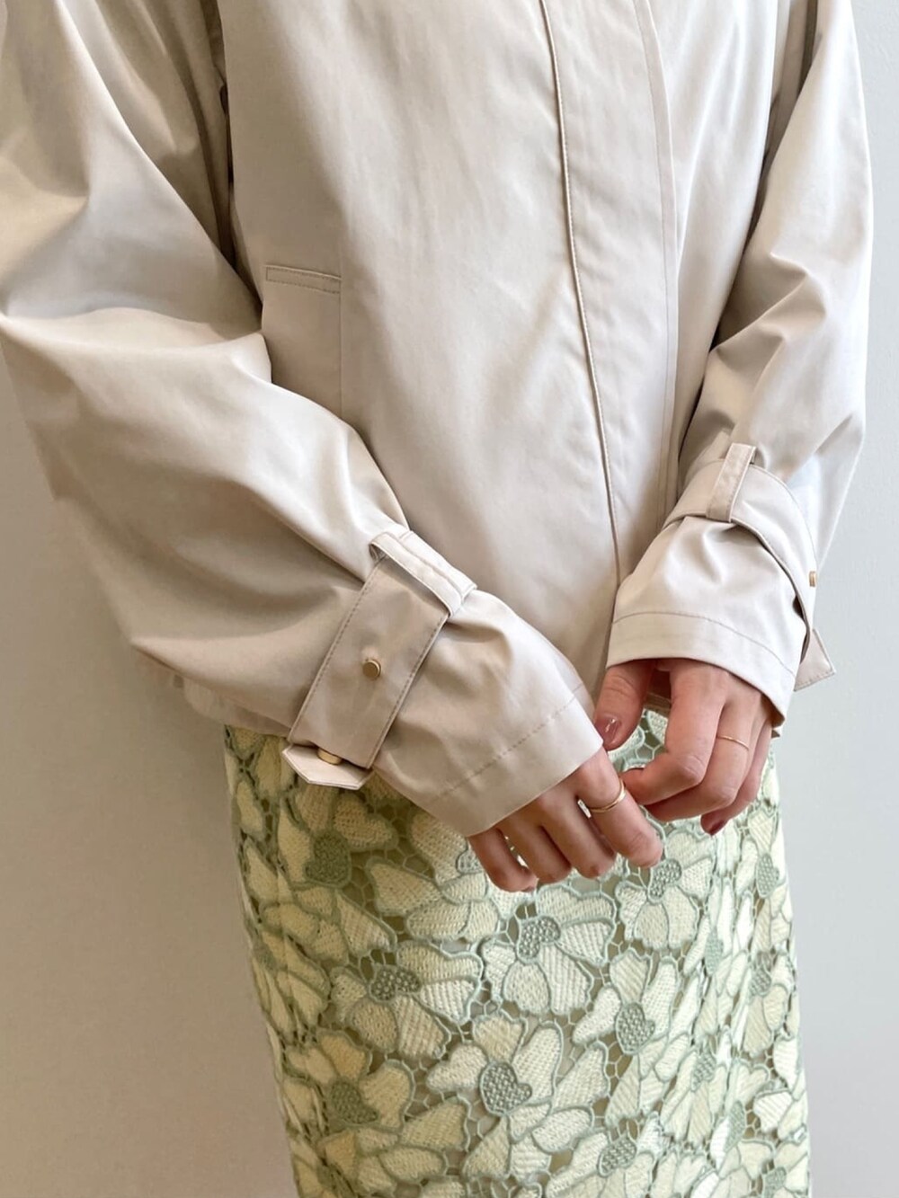 イエロー系のスカート、ブルー系のTシャツ/カットソー、グリーン系のパンプスを着用したレディースの春コーディネートの7枚目の写真