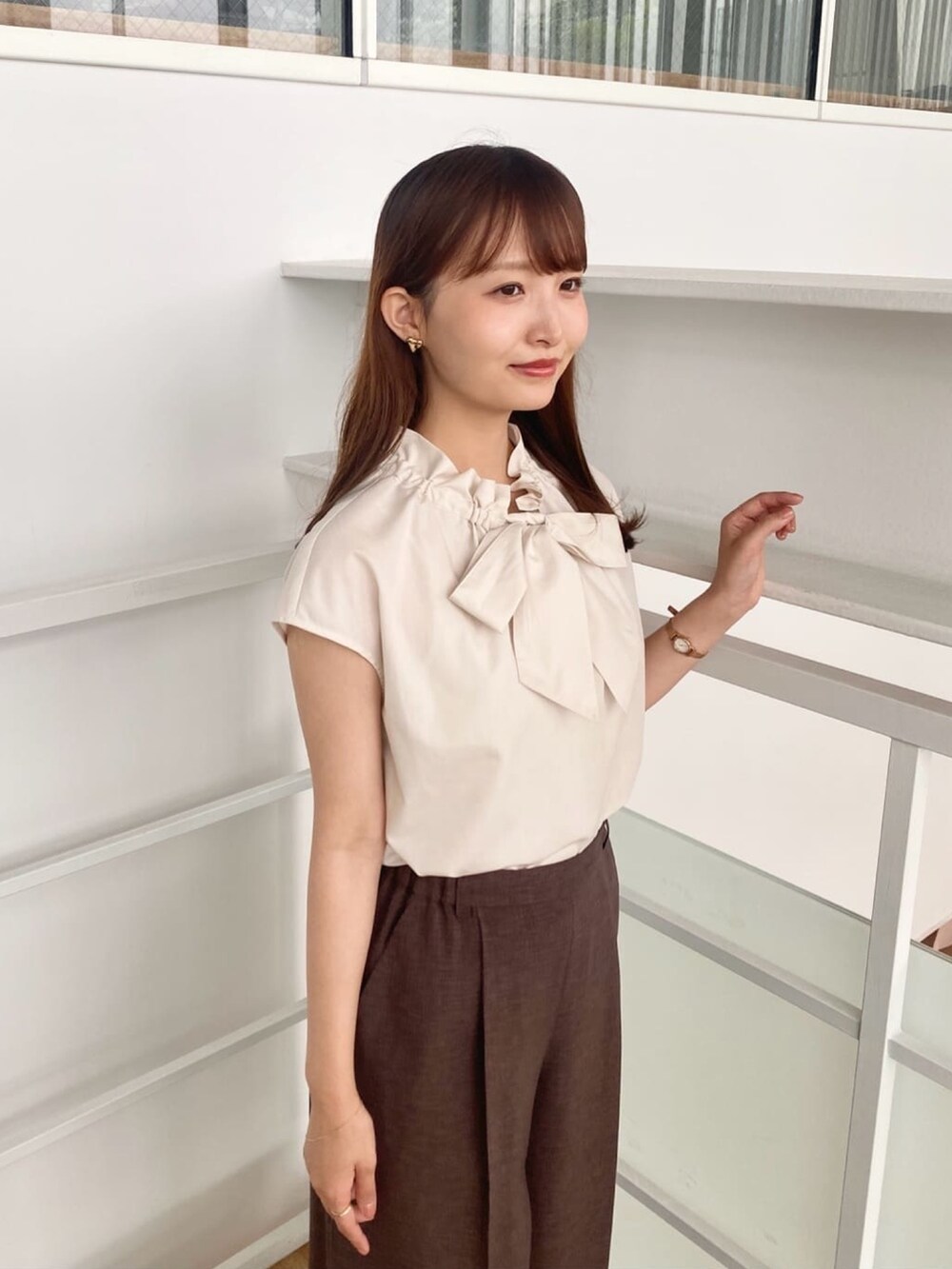 ベージュ系のシャツ/ブラウス、ブラウン系のその他パンツ、ベージュ系のサンダルを着用したレディースの夏コーディネートの8枚目の写真