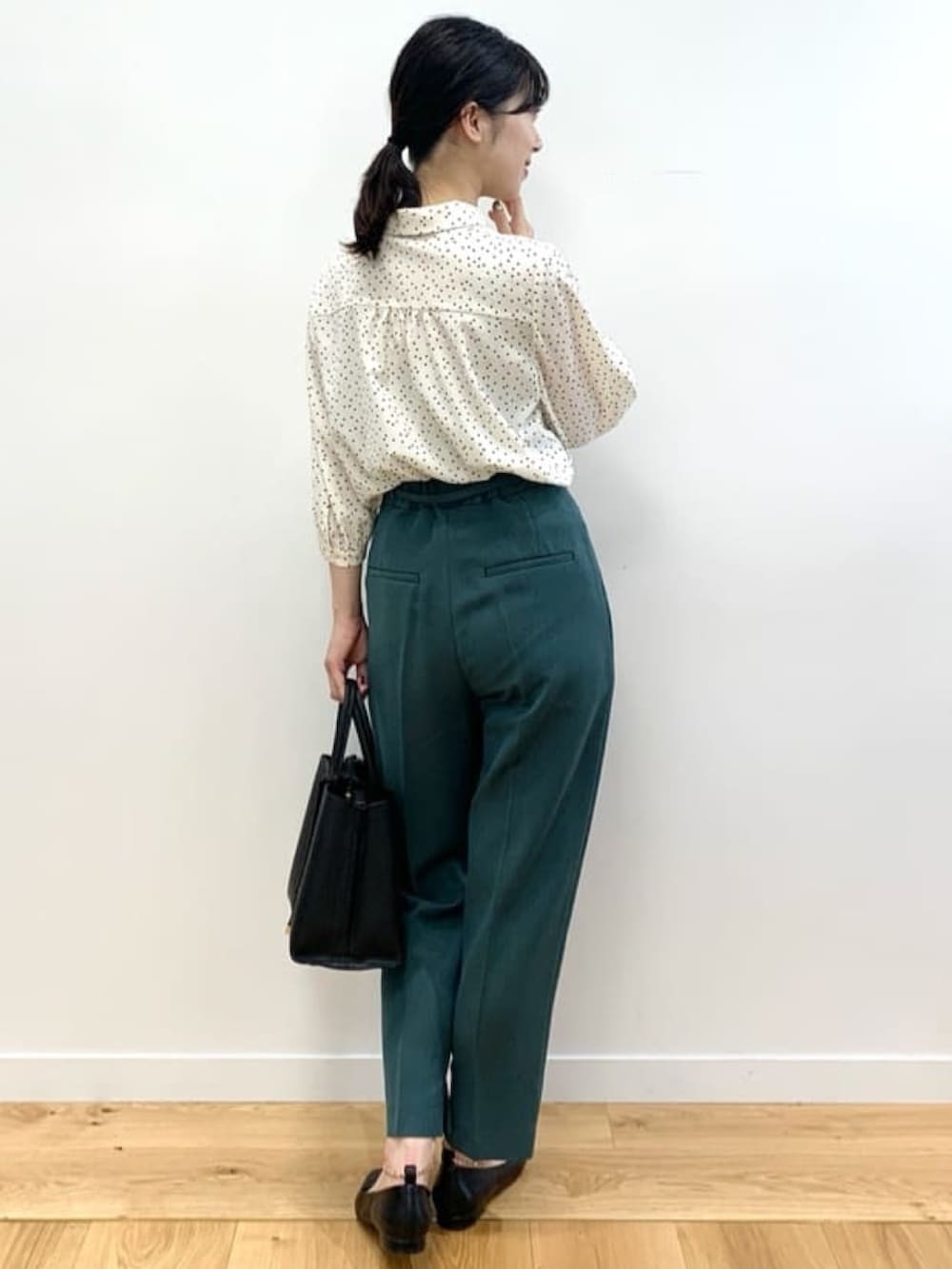 ブルー系のその他パンツ、ホワイト系のシャツ/ブラウス、ブラック系のパンプスを着用したレディースの夏コーディネートの3枚目の写真