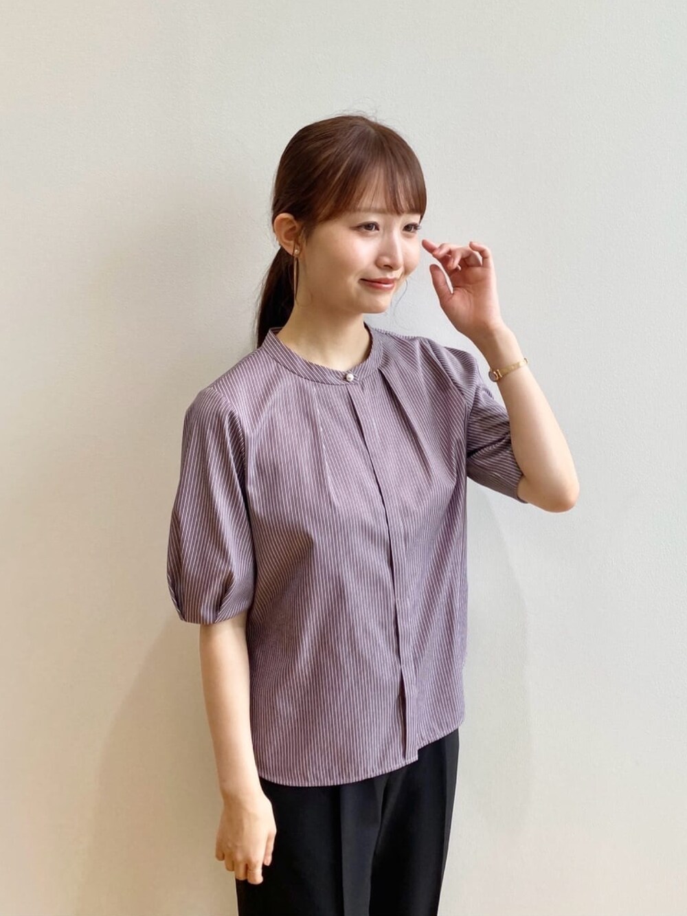 パープル系のシャツ/ブラウス、ブラック系のその他パンツ、ブラック系のサンダルを着用したレディースの夏コーディネートの7枚目の写真