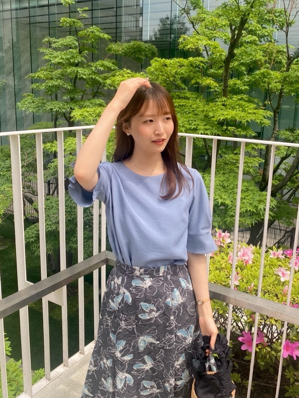 ブルー系のシャツ/ブラウス、グレー系のスカート、ブラック系のサンダルを着用したレディースの夏コーディネートの6枚目の写真