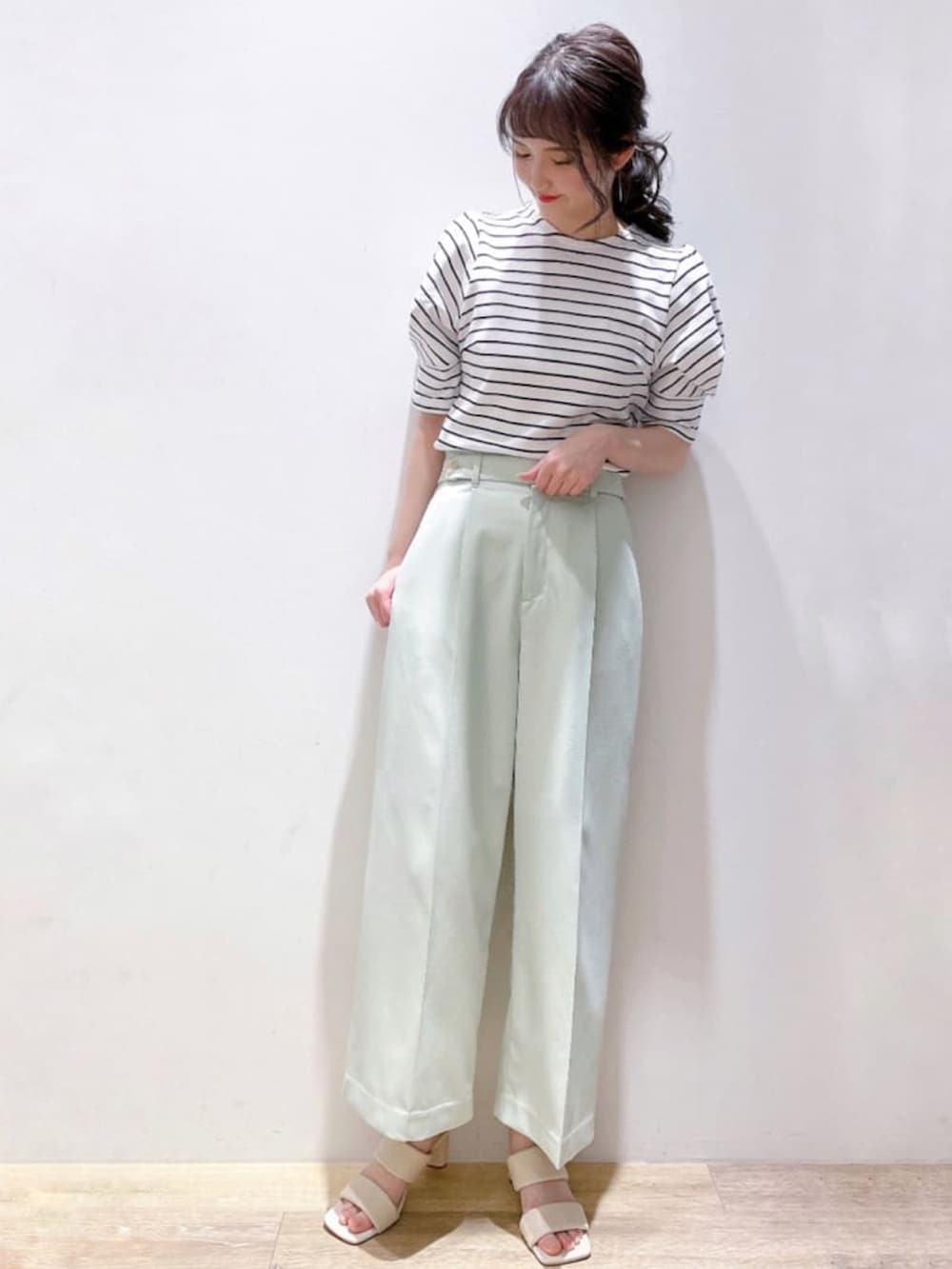 ホワイト系のTシャツ/カットソー、グリーン系のその他パンツ、ホワイト系のサンダルを着用したレディースの春コーディネートの2枚目の写真