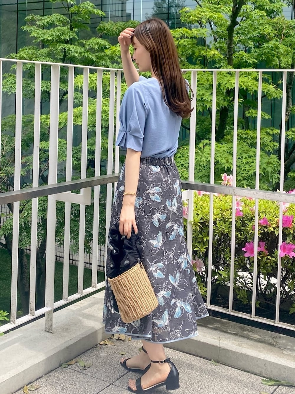 ブルー系のシャツ/ブラウス、グレー系のスカート、ブラック系のサンダルを着用したレディースの夏コーディネートの5枚目の写真