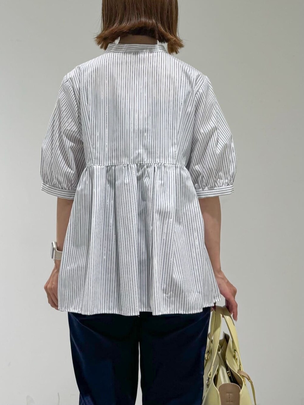 ホワイト系のシャツ/ブラウス、ブルー系のその他パンツ、ブラック系のサンダルを着用したレディースの春コーディネートの5枚目の写真