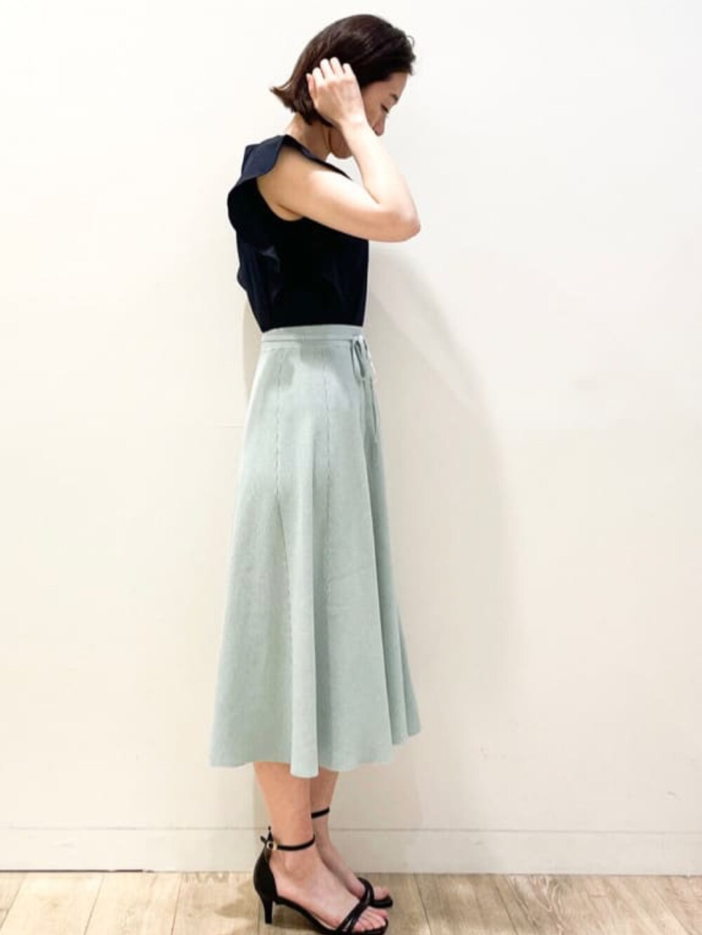 ブルー系のTシャツ/カットソー、グリーン系のスカート、ブラック系のサンダルを着用したレディースの夏コーディネートの2枚目の写真