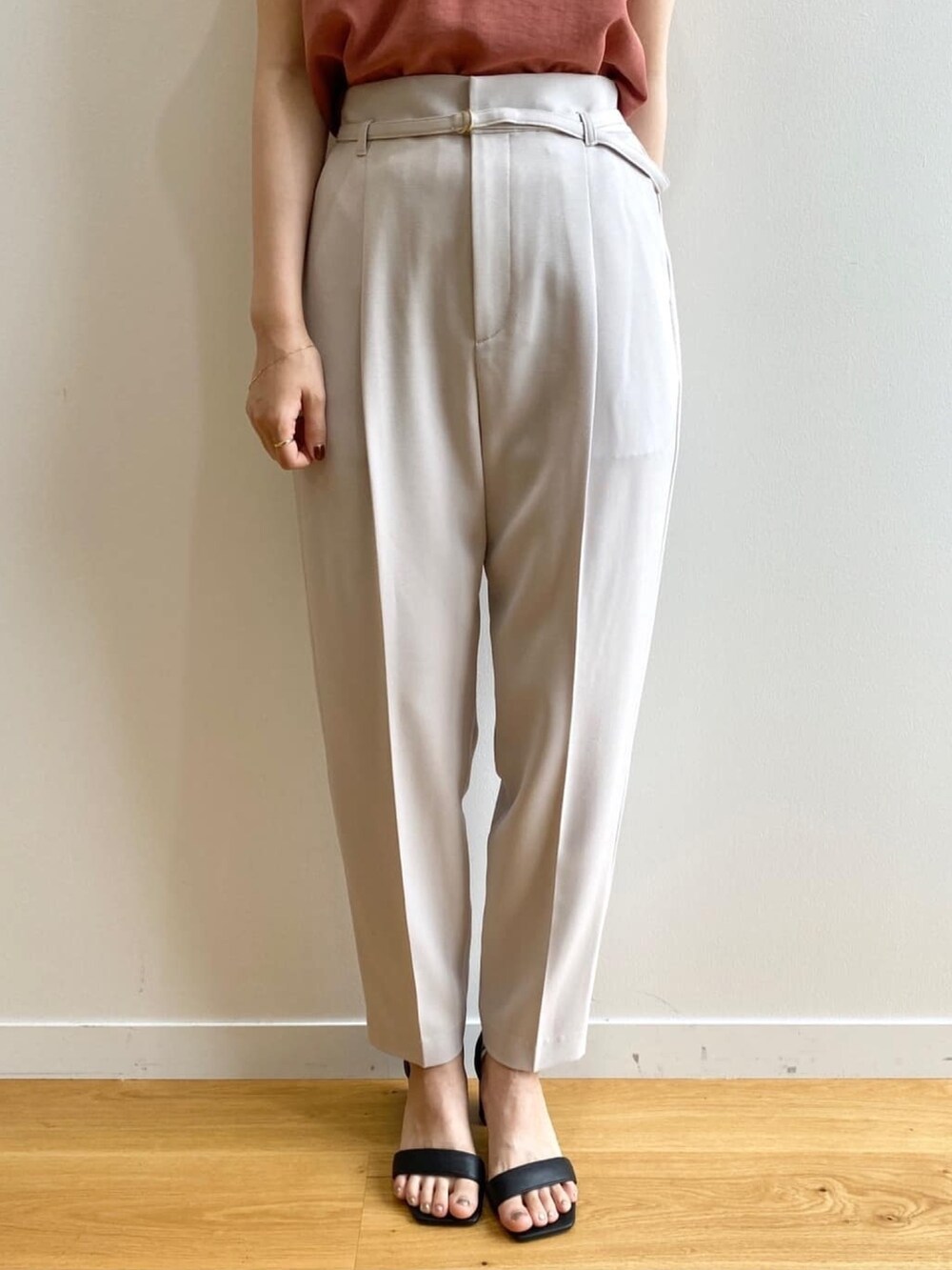 グレー系のその他パンツ、オレンジ系のシャツ/ブラウス、ブラック系のサンダルを着用したレディースの夏コーディネートの6枚目の写真