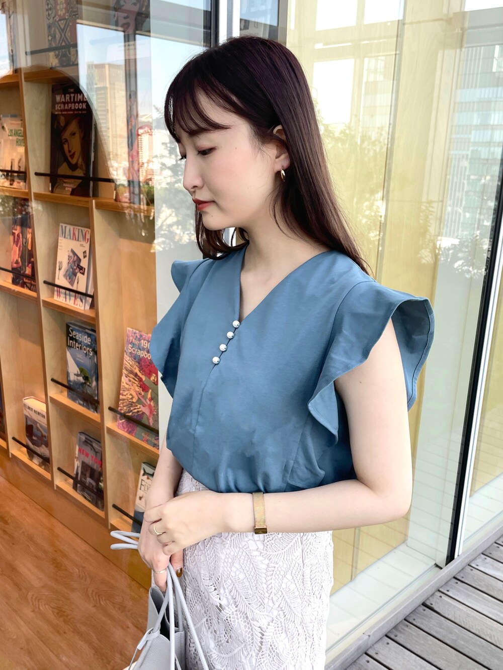 ブルー系のTシャツ/カットソー、グレー系のスカート、グレー系のトートバッグを着用したレディースの夏コーディネートの4枚目の写真