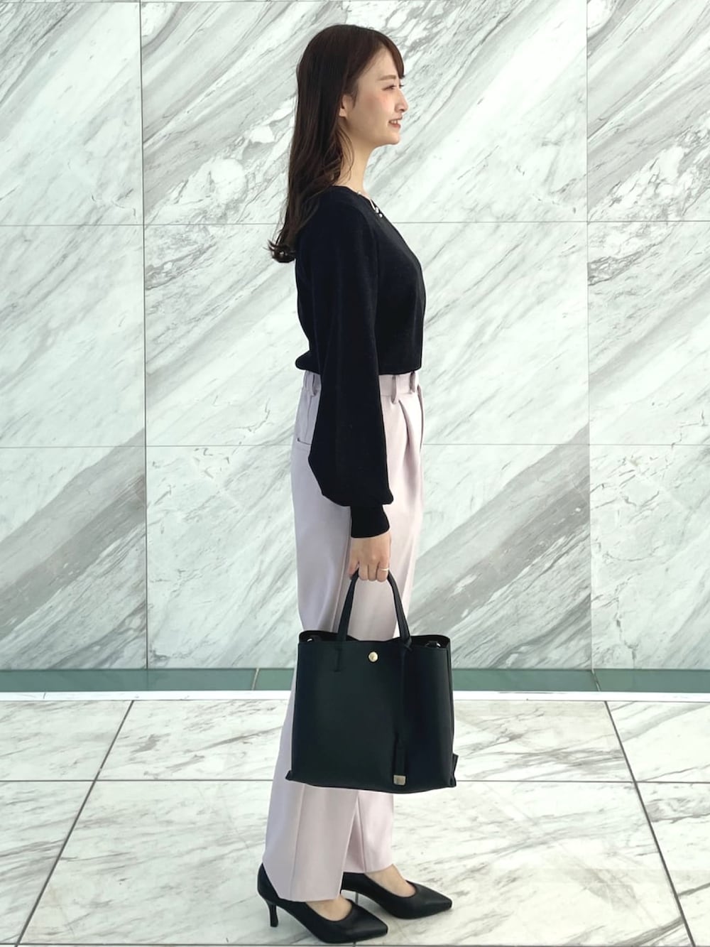 ブラック系のニット/セーター、ピンク系のその他パンツ、ブラック系のトートバッグを着用したレディースの冬コーディネートの2枚目の写真