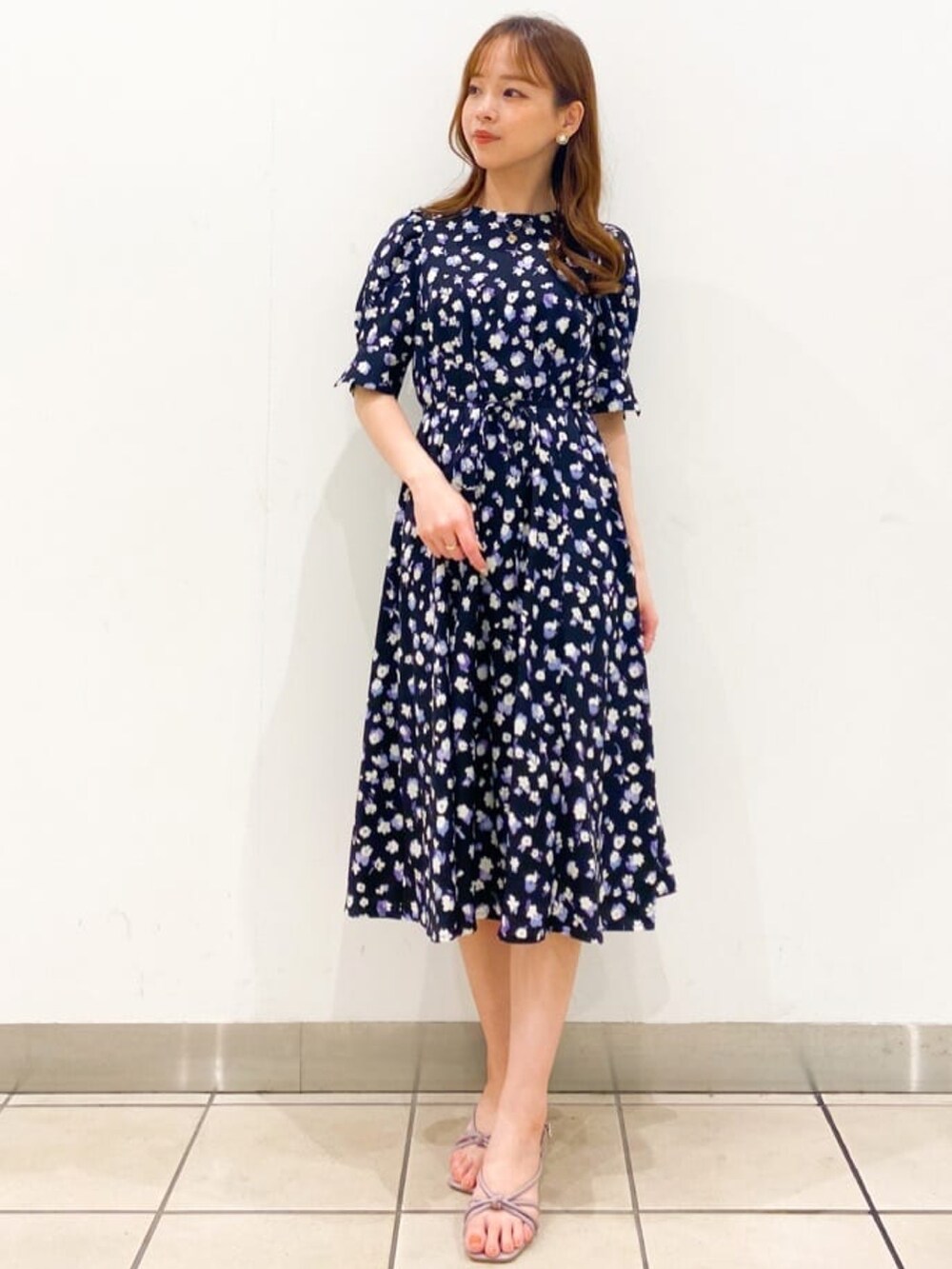 「インデックス、INDEX、ワンピース、花柄、きれいめカジュアル、キレイめ、休日スタイル、夏コーデ、花柄ワンピース、プチプラ、プチプラコーデ、サンダル、ボリューム袖、韓国ファッション、ブラック」｜「indexのフローラルパターンタックフレアワンピース【WEB限定サイズ】（ワンピース、ブラック系）」を使った、index スタッフさん（レディース・158cm）の夏コーディネートの2枚目の写真