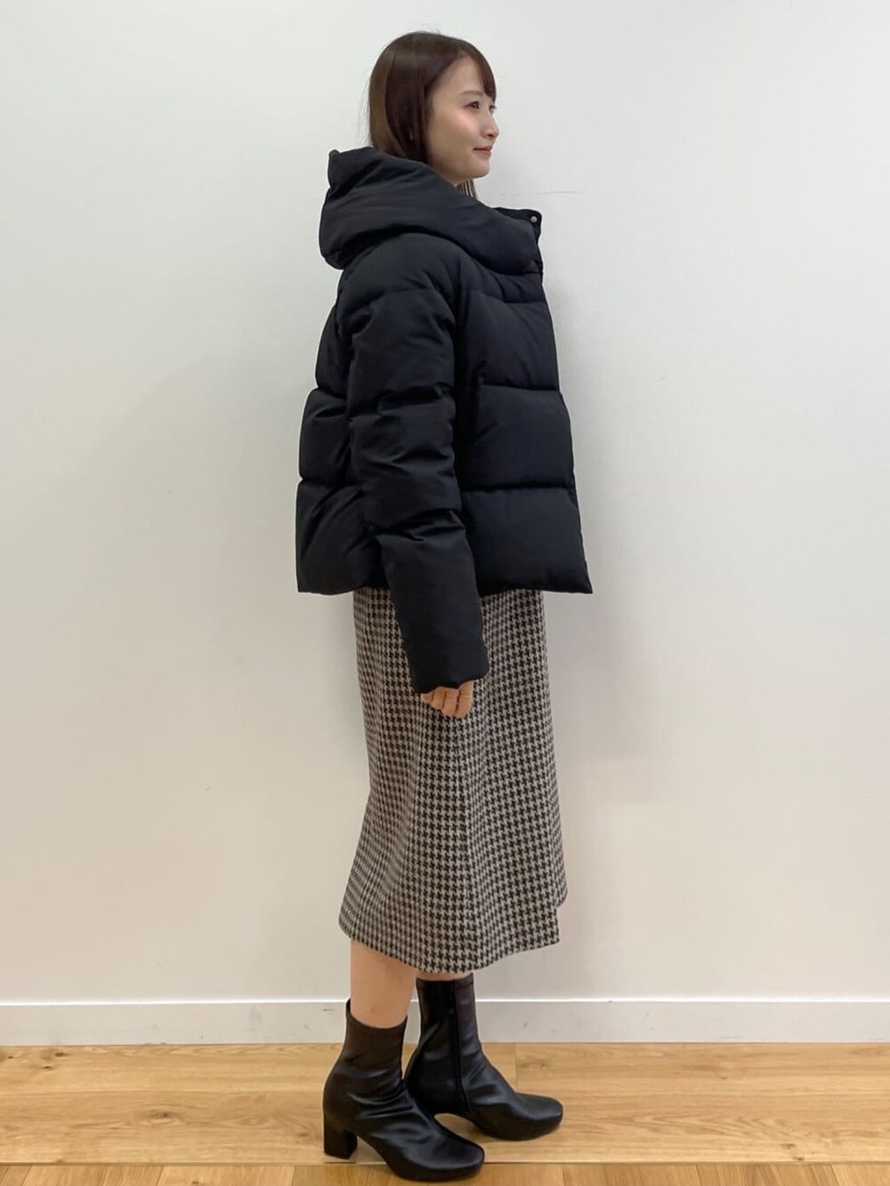 「ダウンジャケット、ジャンスカ、冬コーデ、休日スタイル、インデックス、INDEX、韓国ファッション、クリスマスに着たい服、マイベストコーデ2022」｜「indexのKAWADAグリーンダウンショートコート【WEB限定サイズ・カラー】（ダウンジャケット/コート、ブラック系）」を使った、index スタッフさん（レディース・158cm）の冬コーディネートの2枚目の写真