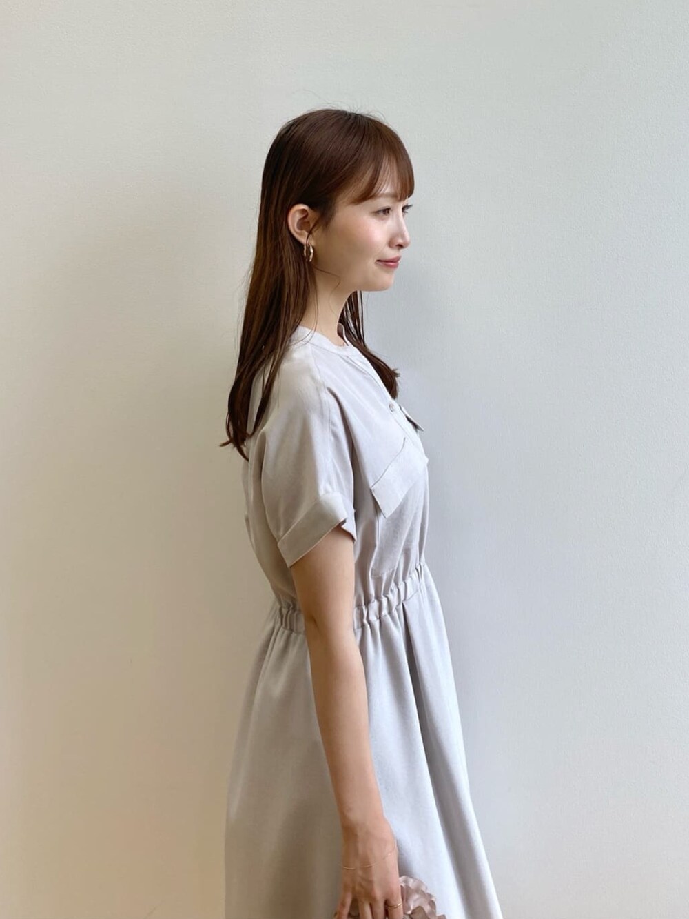 ベージュ系のワンピース、ベージュ系のトートバッグを着用したレディースの夏コーディネートの7枚目の写真