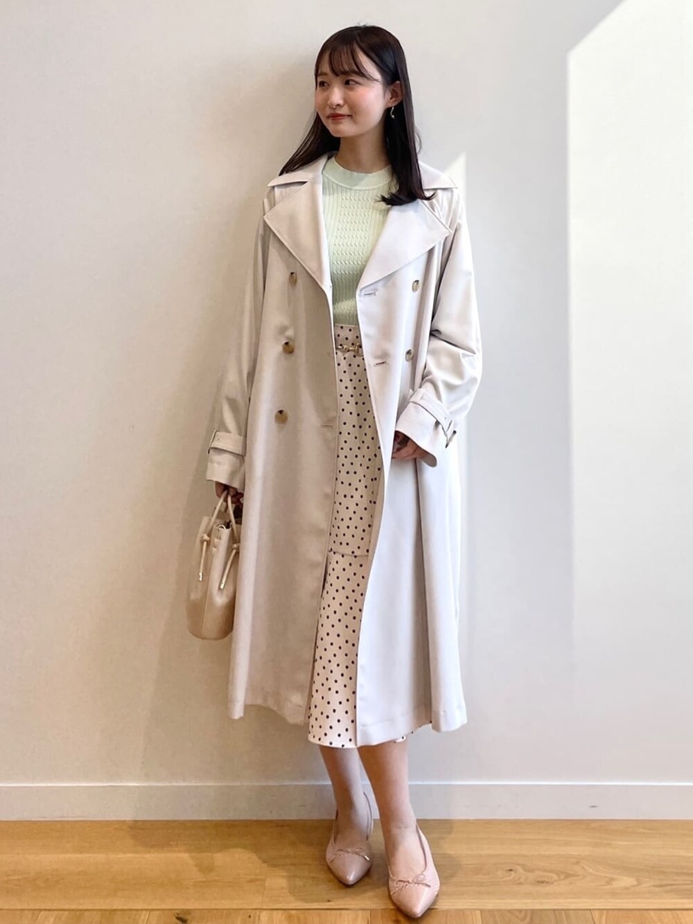 「トレンチコート、ドット柄、春アウター、シンプルコーデ、インデックス、INDEX、パステル映える春、春服みてみて、春服デビュー宣言」｜「indexのMIXケーブル ハイネックパフスリーブニット（ニット/セーター、グリーン系）」を使った、index スタッフさん（レディース・158cm）の春コーディネートの2枚目の写真